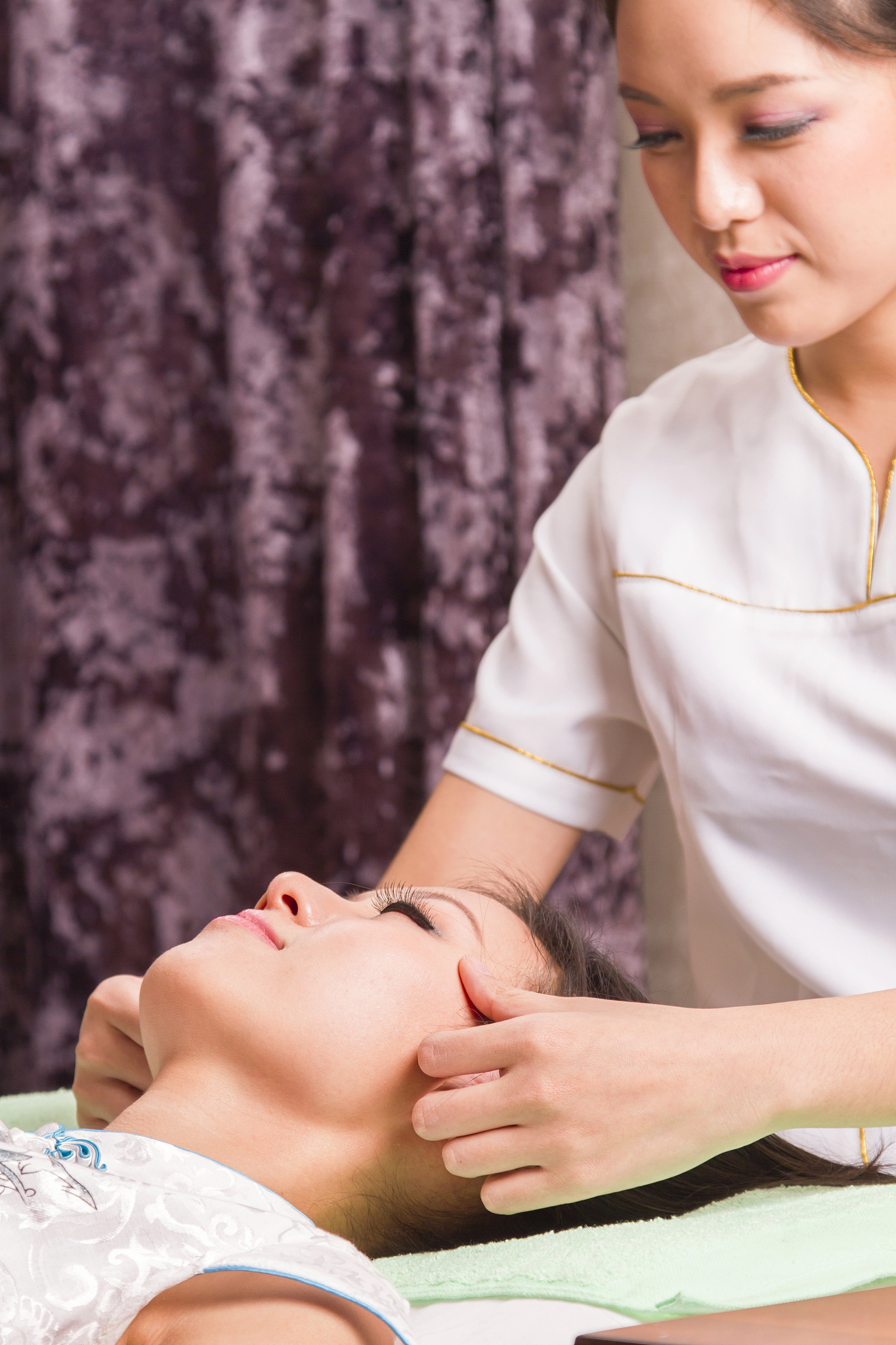 写一篇关于夏日炎炎古法推拿作伴的小红书文案