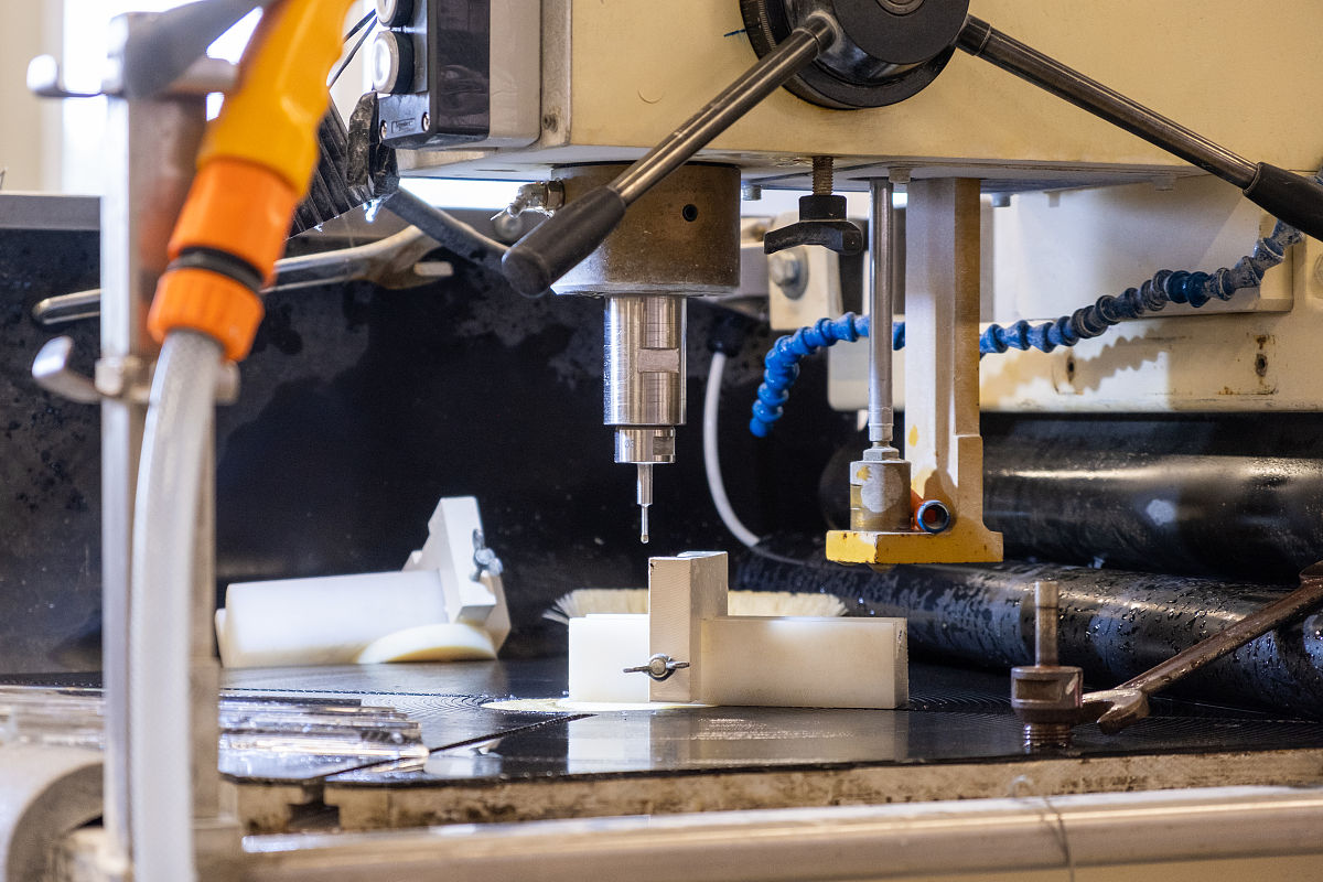 此外冷却装置的选择也需要根据具体的加工任务和材料特性进行合理的选择以达到最佳的冷却效果。同时在使用过程中需要注意冷却介质的浓度和温度等参数避免过度或不足的冷却导致加工质量下降或机床故障。最后还要注意冷却系统的安全问题避免冷却介质泄漏、漏电等安全事故的发生。