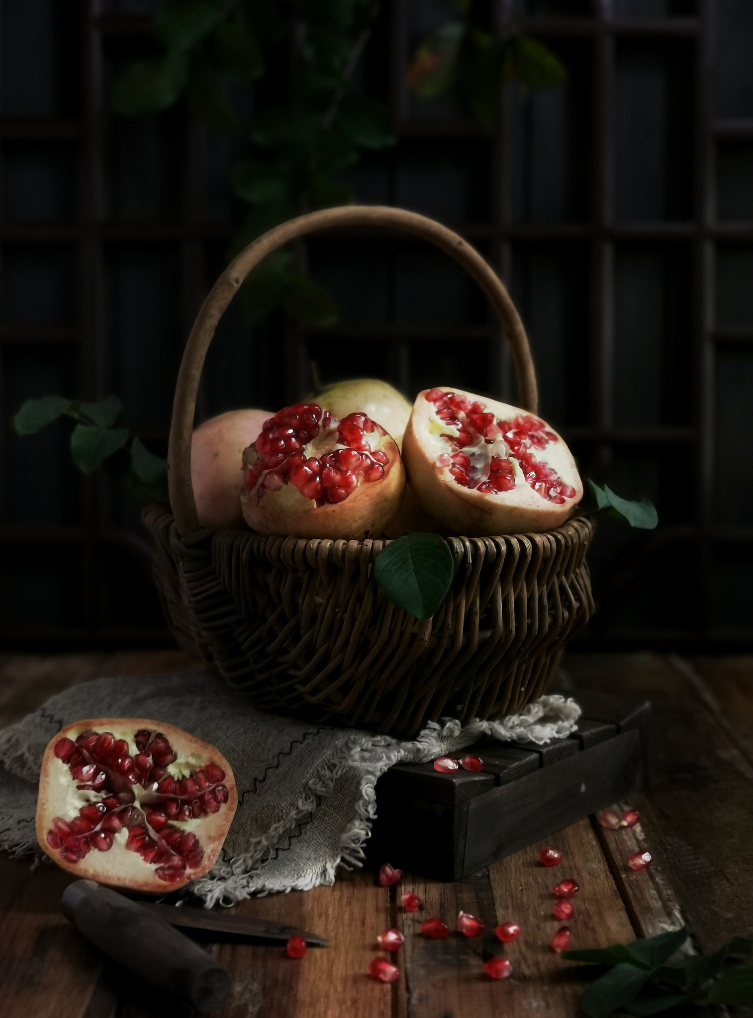 换种说法表达首先在意愿生育数量的表现方面存在着性别差异。男性相对于女性而言更愿意多生孩子。由于受到传统儒家文化多子多福及传宗接代的思想影响男性在意愿生育子女数以及性别偏好比女性表现出更多的传统性。梁宏对广东省城乡居民生育意愿的调查分析显示男性意愿生育数量略多于女性。④