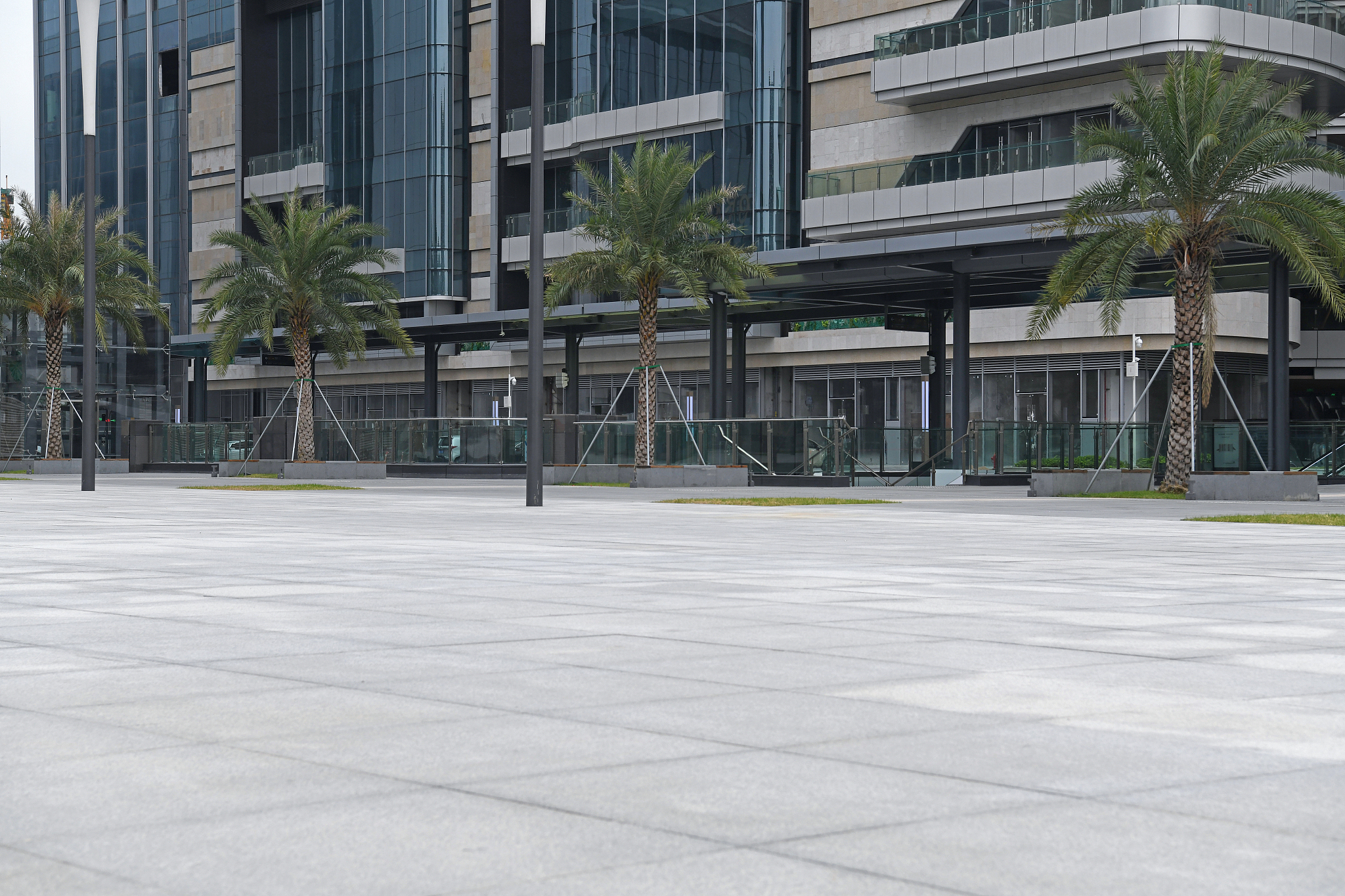 昆明小东地铁站到白云路口哪个出口可以到达翡翠湾商铺现代商务中心从哪个口 不少于250字