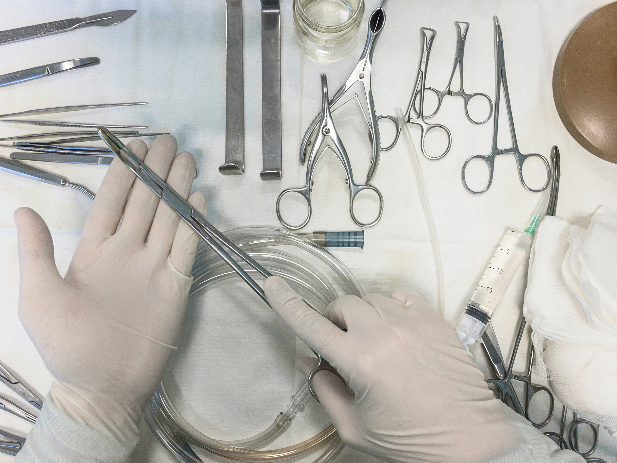 将以下内容换一种表述并拓展到600字器械护士配合要点 在接受手术之前器械护士应布置好相关器械。依照相关分区完成手术工具摆放做到忙而不乱、有条不紊。在实施此项手术过程中需要进行冲洗时要确保伤口四周敷料干燥、整洁7。查看吸引头是否处于畅通状态另外要积极回收手术视野的器械以方便患者术中活动髋关节。结合手术进程器械护士应当及时、精准、灵敏、主动的为主刀医师传递手术器械。仔细保管取出的股骨头标本。在手术前后