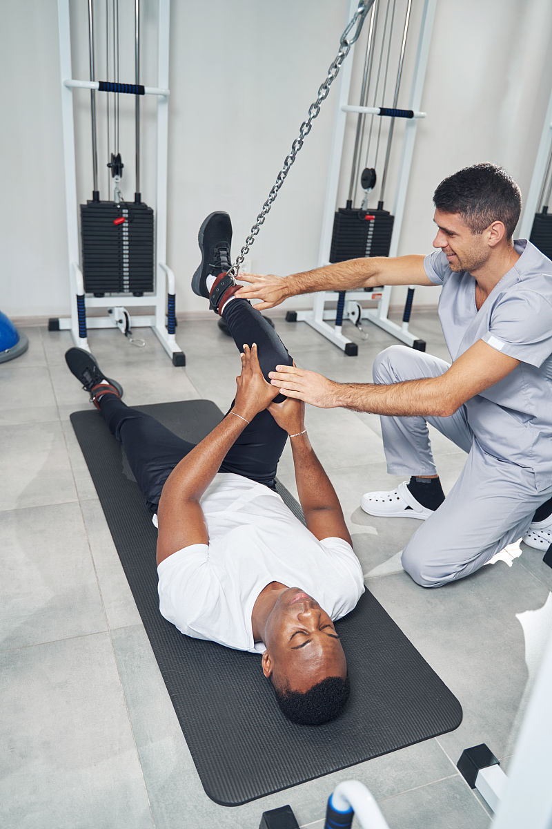 以学术化的内容适当增加内容并进行总结人们认识到轴压圆柱壳屈曲试验结果的分散性及其与理论值的差别是由结构本身的后屈曲性能特点以及实际结构与理论模型之间难以避免的各种差异或外界干扰带来的具有重要的意义该理论的使用限制在壳体无限邻近临界点处的初始后屈曲阶段因此不能反映较大屈曲位移时的情形给出的后屈曲平衡路径仅在分支点附近是精确的该理论对含缺陷结构的分析仅限于微小初始缺陷的情形而且结构的初始缺陷是通过引入