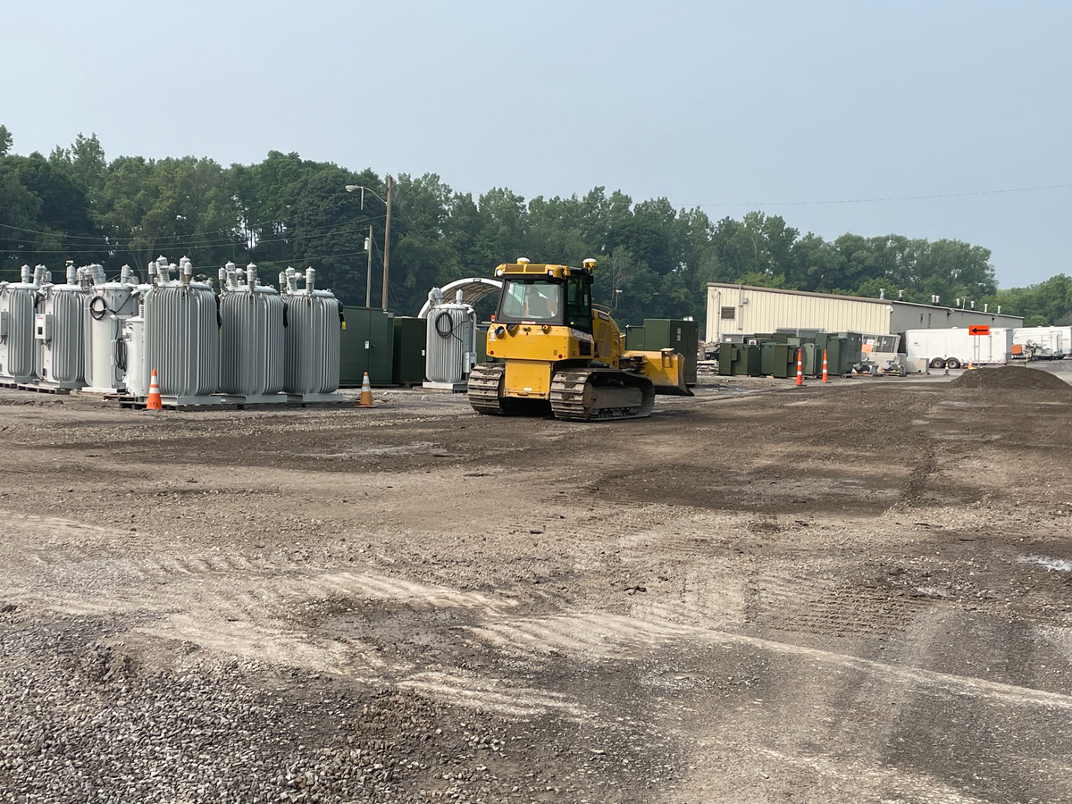 请围绕公路工程施工中沥青混凝土施工技术运用策略之严格控制施工材料的选择展开创作