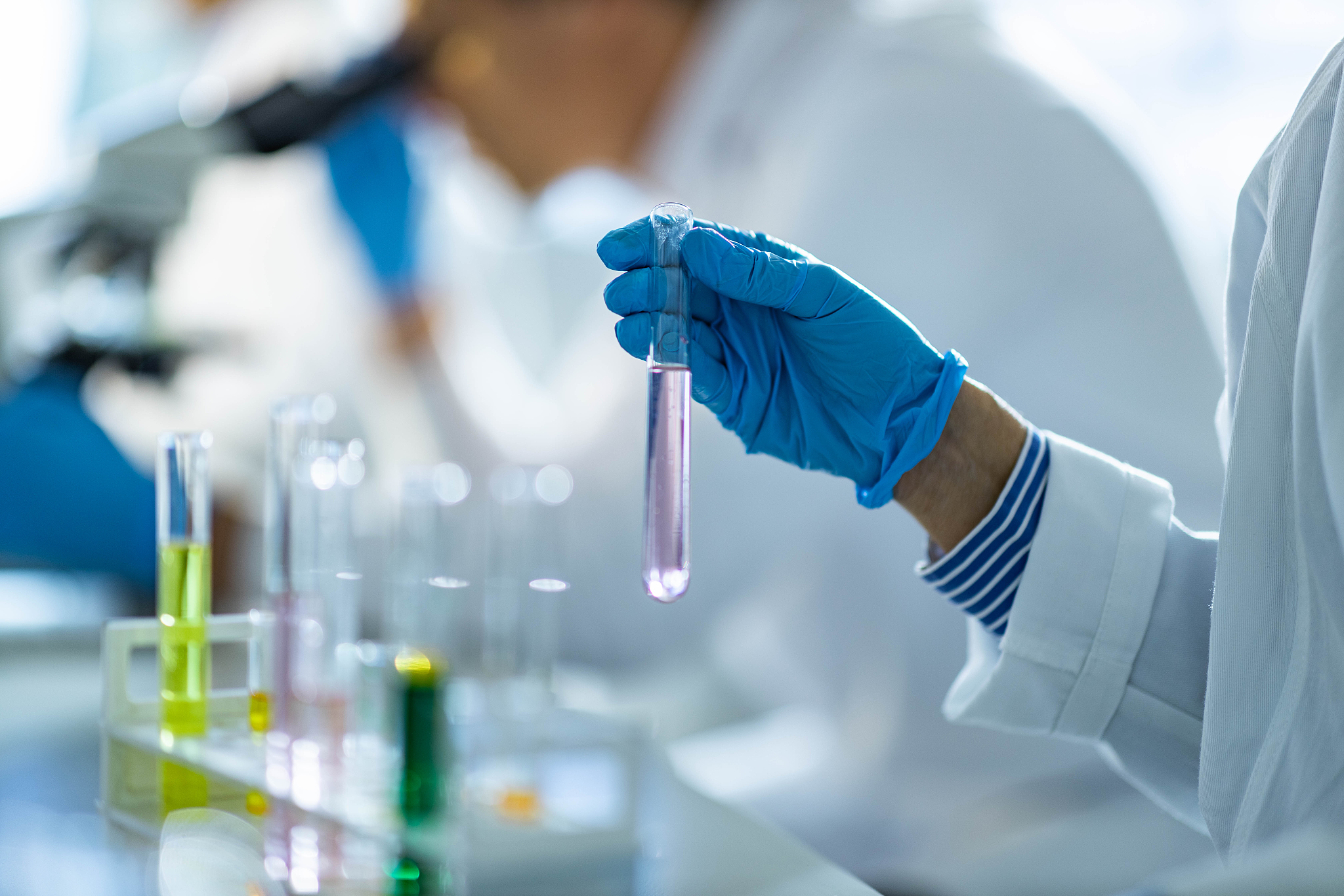 重庆卫校：药剂专业发展趋势分析，未来前景如何？