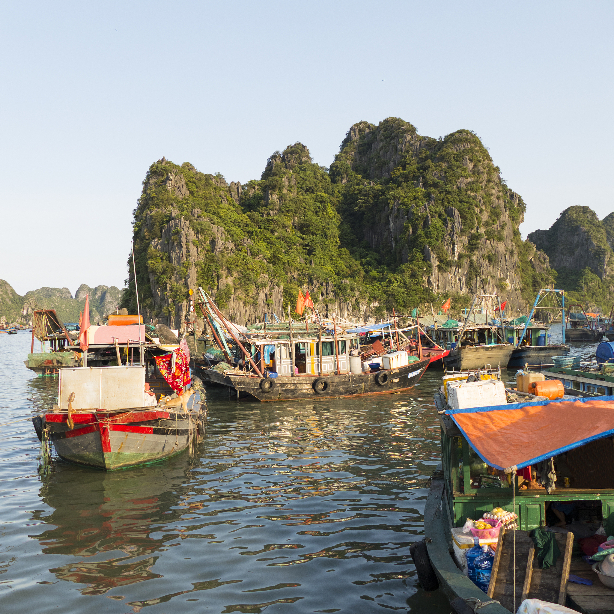 我想去越南玩从中国出发计划玩7天可以帮我定制几套线路供我参选吗？可以定制一天的时间规划吗？我需要详细的时间安排精确到每个景区用时多少小时并且帮我推荐每天的住宿酒店。并做成markdown格式