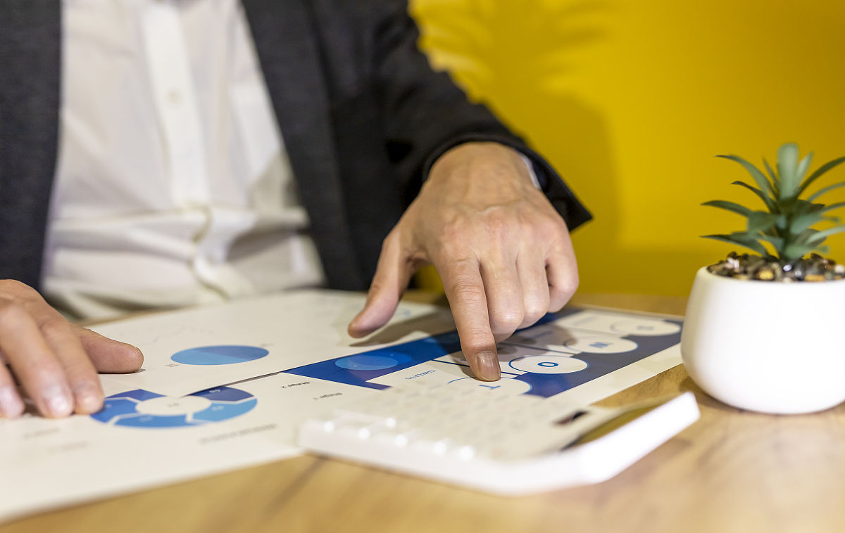 写一篇在乌鲁木齐经开万达广场商业公司财务助理岗位实习的主要工作内容。