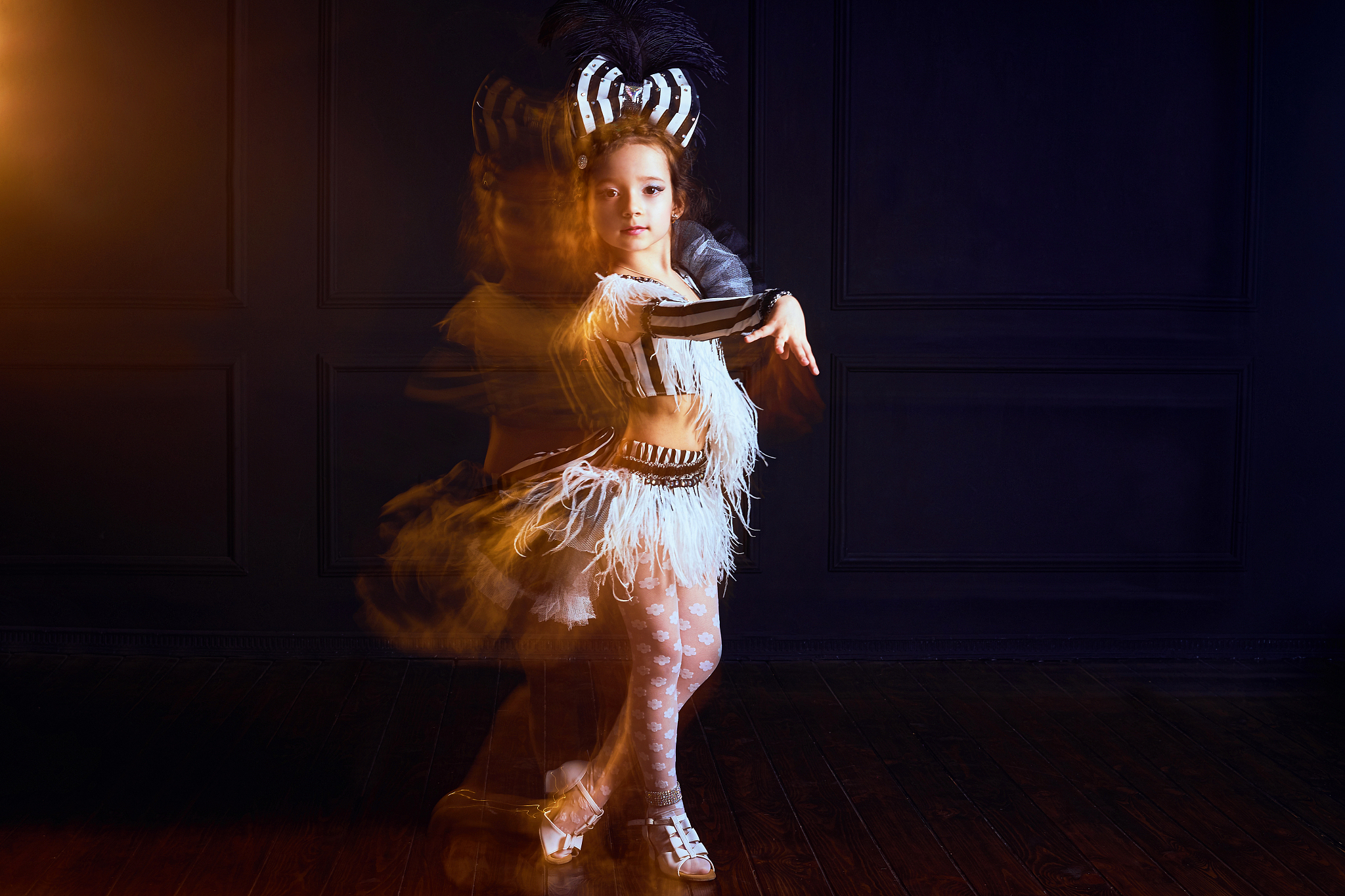 用英语写一个女孩子克服身体上的残疾站上舞台