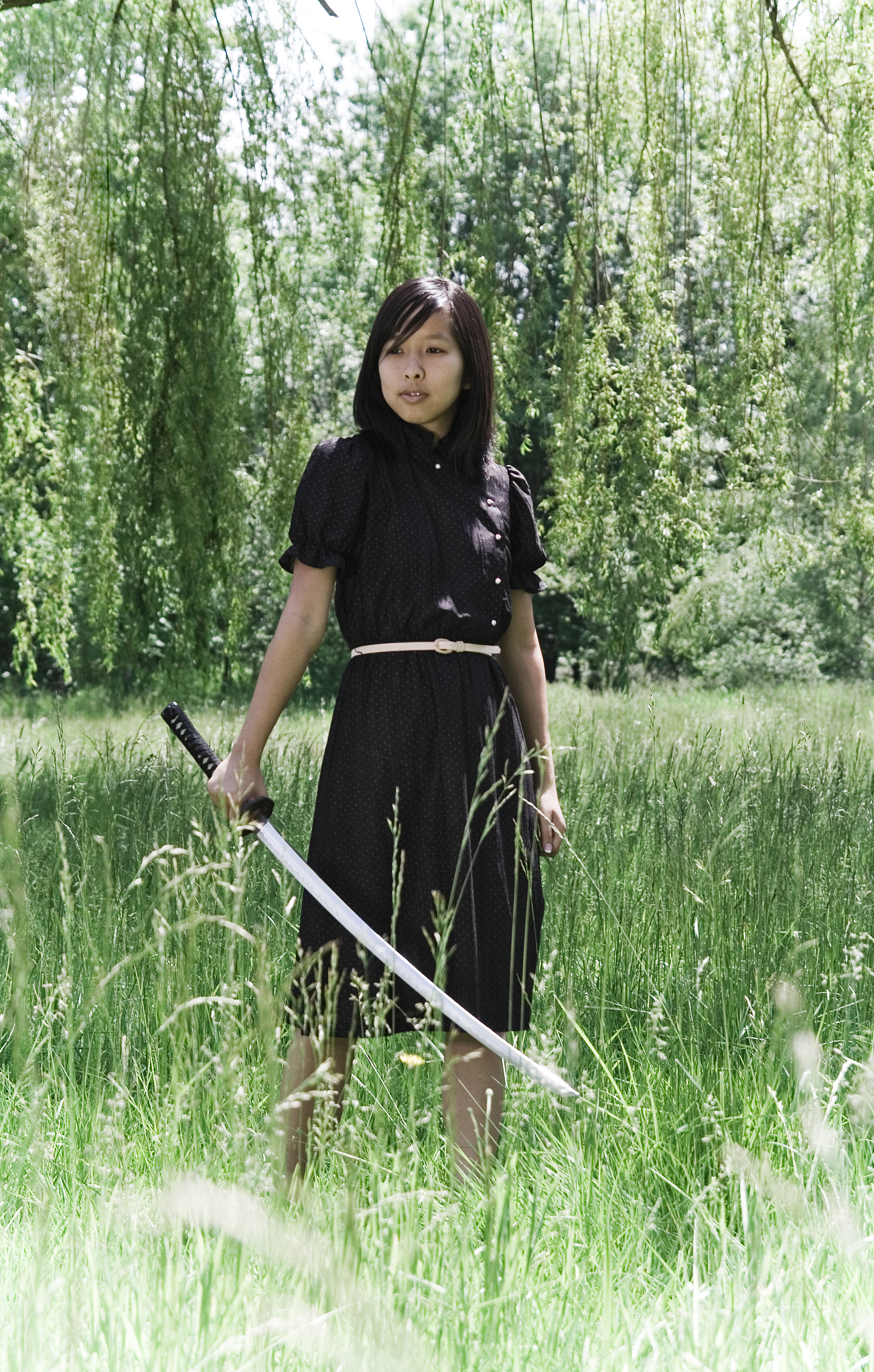 写一段少女吃力地练剑