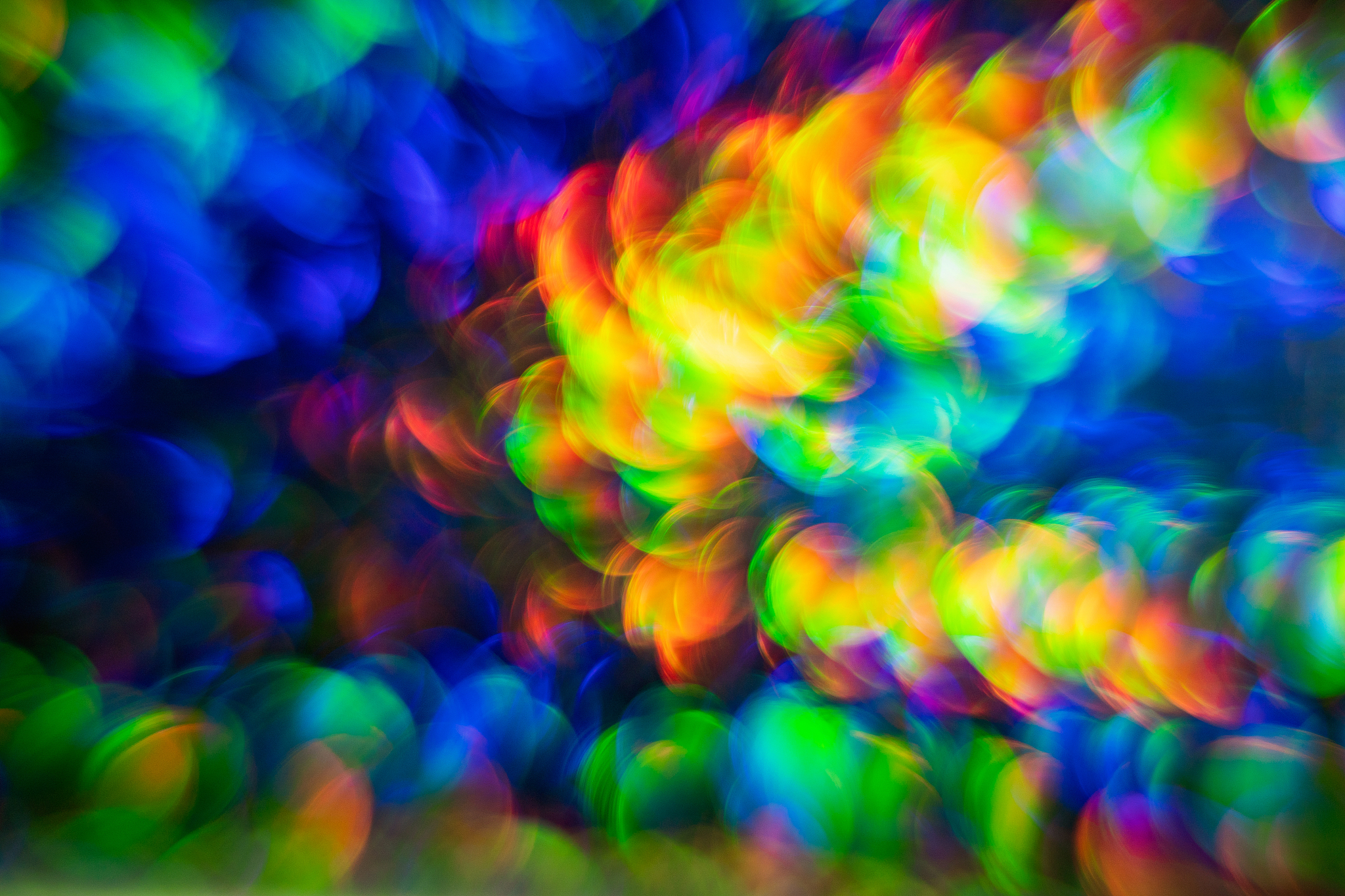 扩充描述 景深。景深Depth of Field是在指被摄目标物体中能产生较为清晰影像的最近点到最远点的距离。工业镜头景深越大清晰成像的范围就越大。景深的大小受到光圈值、焦距影响。光圈越大景深越小；光圈越小、景深越大。焦距越长景深越小；焦距越短景深越大。