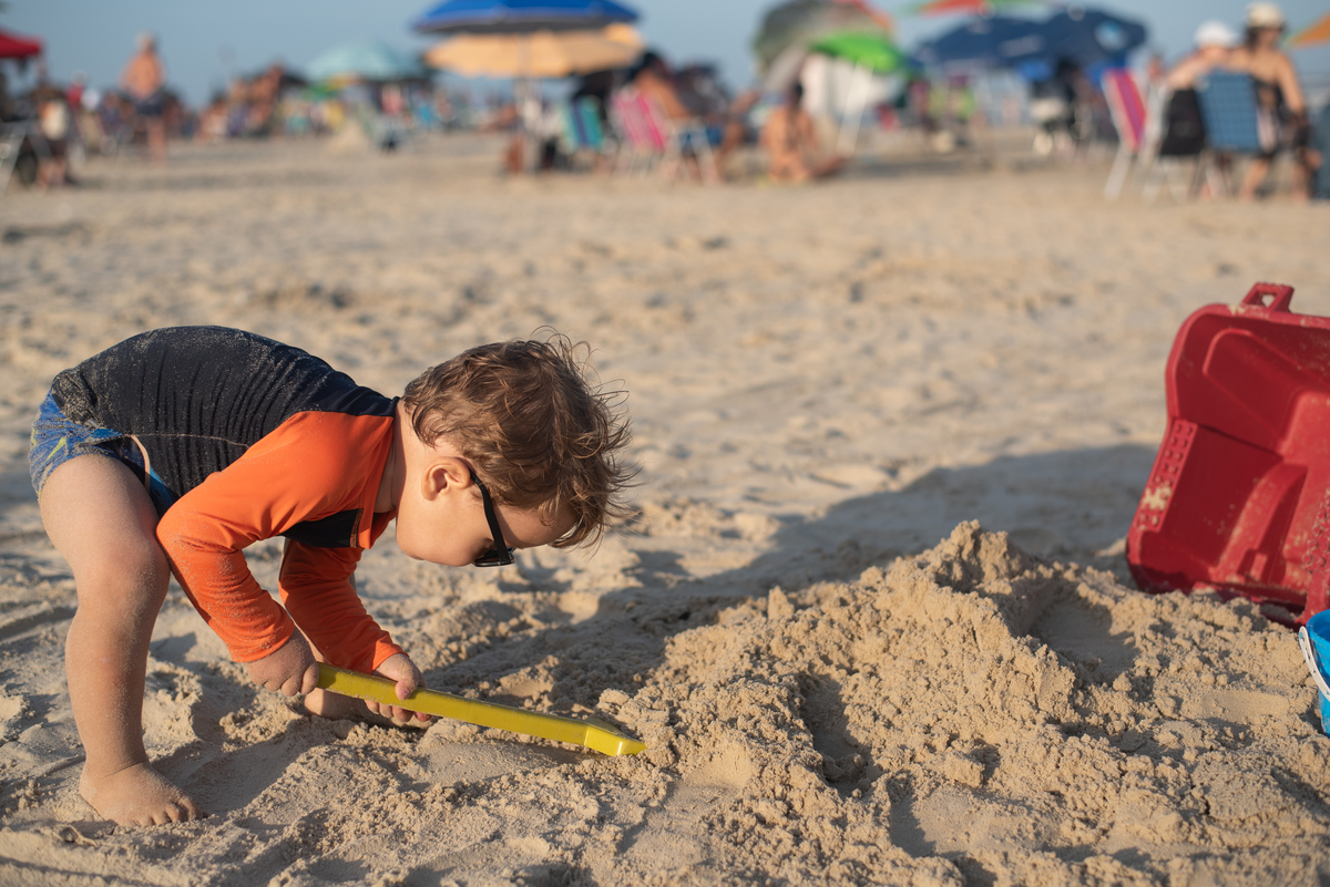 游乐场的沙坑里童童正拿着一把铲子在玩沙子可乐看见了也想玩可乐要怎么才能加入