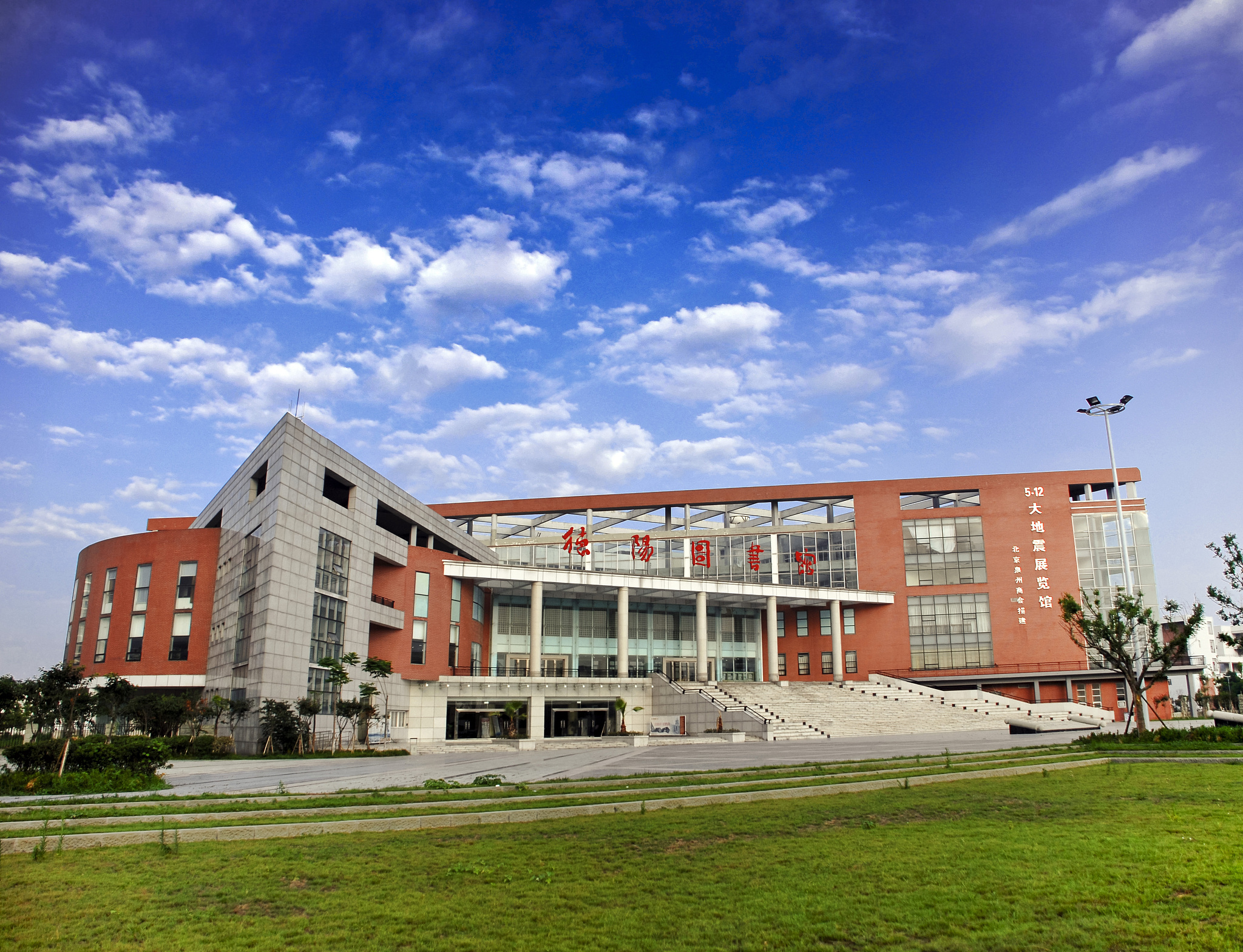 遵义计算机学校办学层次：本科、专科、成人教育