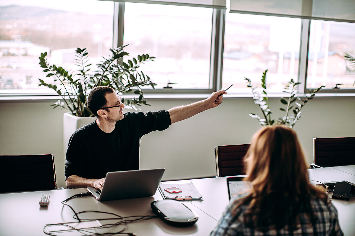 翻译The freelancers case 1 saw and accepted us as interested observers of the situations in which we were participating They each allowed us five days of full access to their working environments – in b