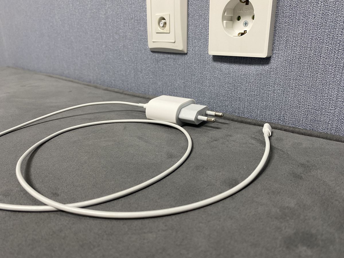 针对每个群体分析用电特性、构建用电影响因素模型为每个监测群体设置不同的基准日策略提升节约用电评估能力。请扩充这段话