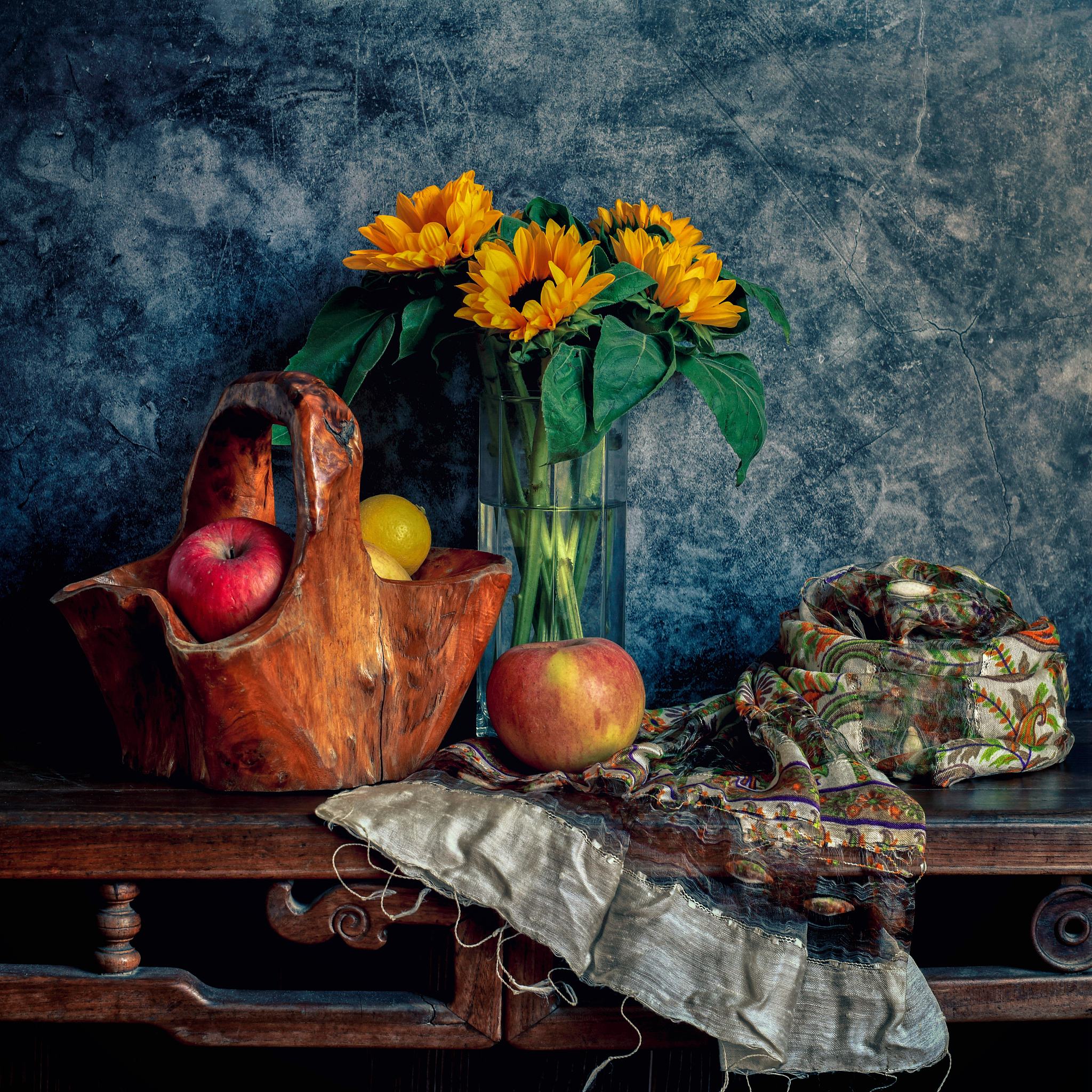 六年级美术瓶花与水果绘画技巧：300字详解