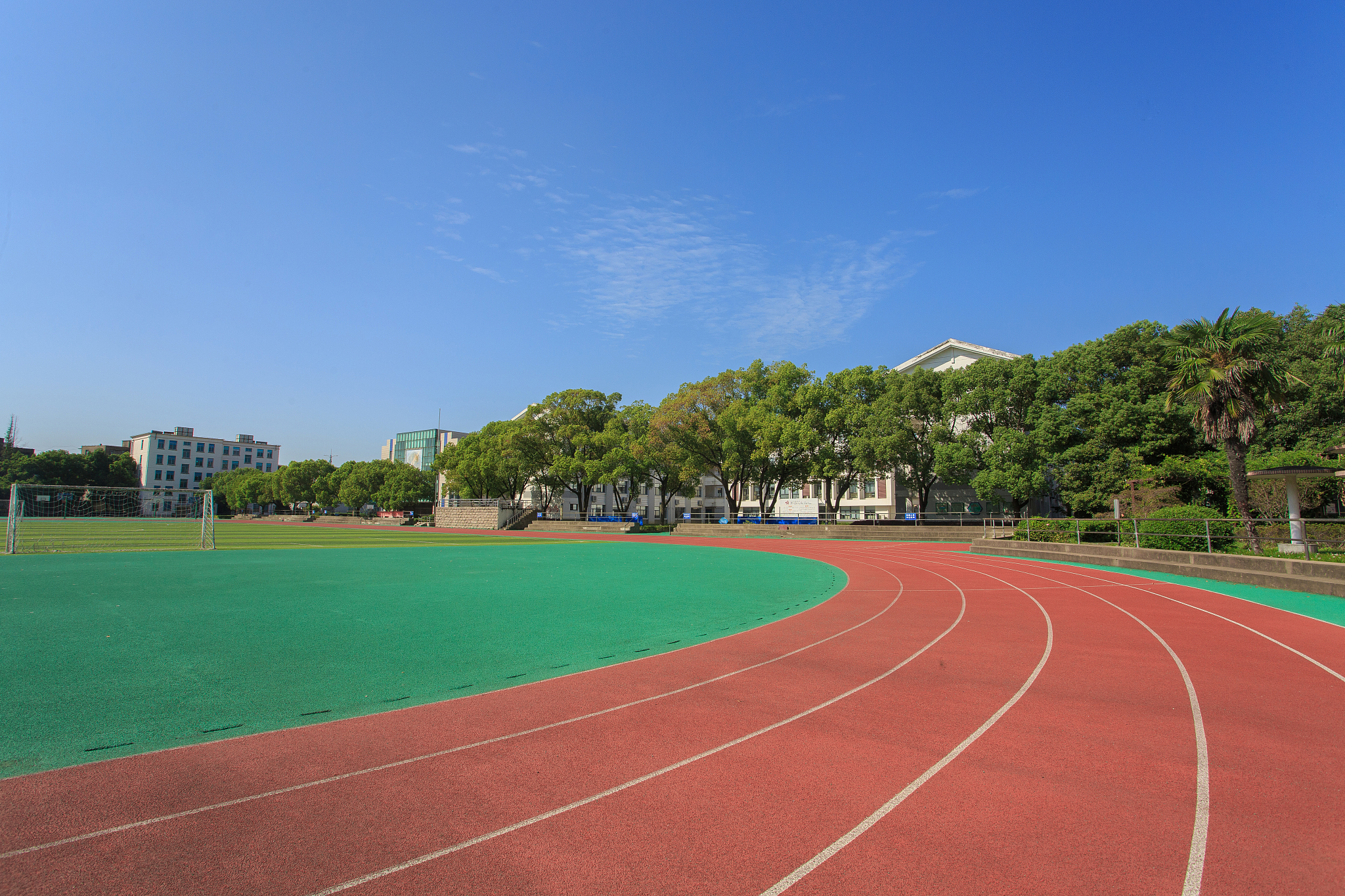 蓝天下的学校操场跑道足球场