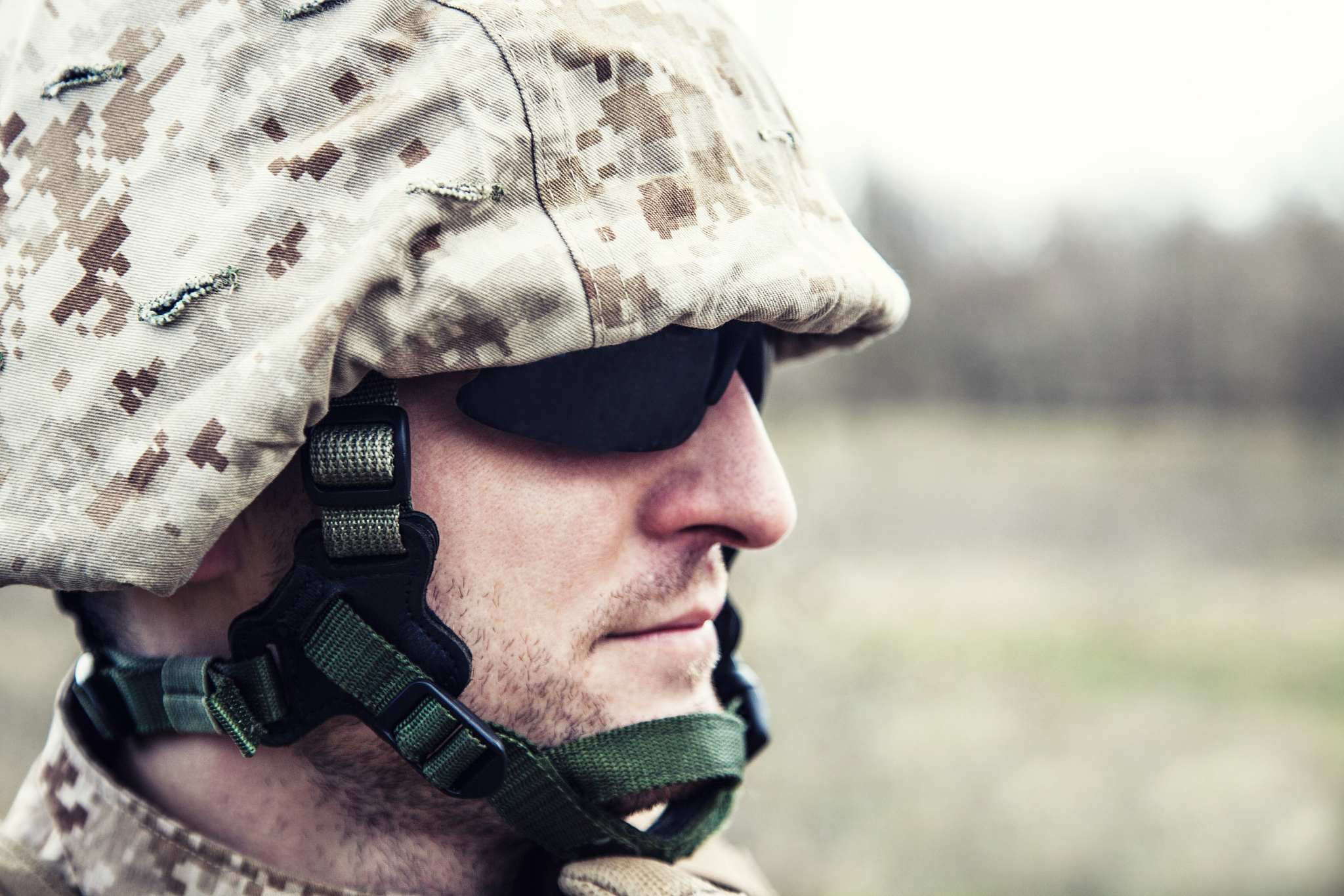 请为军用的战术眼镜设计标语