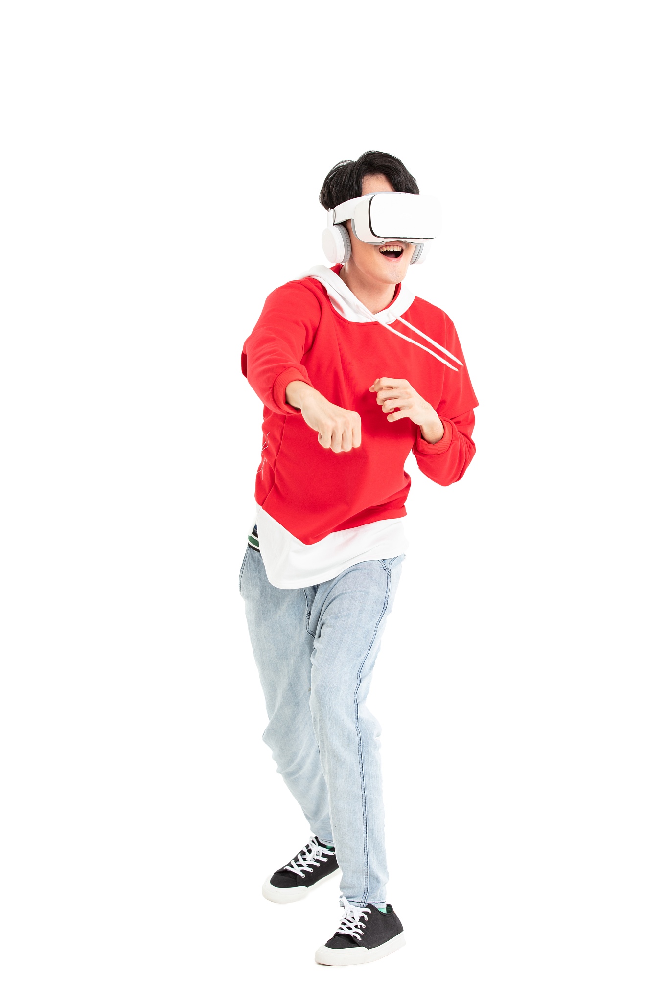 穿红色卫衣的年轻男生玩vr游戏