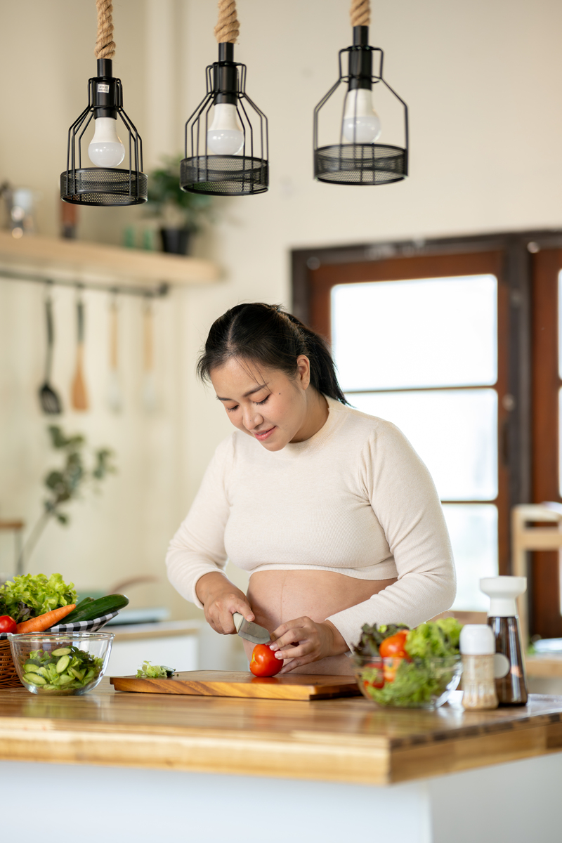 峰姐为人温柔大方。做饭时先跟产妇沟通色香味俱全并能营养搭配。有做过辅导班老师带小宝宝方面也特别专业能凭经验判断小宝宝的情况替宝妈去省了很多事宝妈也学到了很多带宝宝的技巧。也能及时疏导产妇情绪积极乐观减轻产妇抑郁情绪 的月嫂官方评价600字
