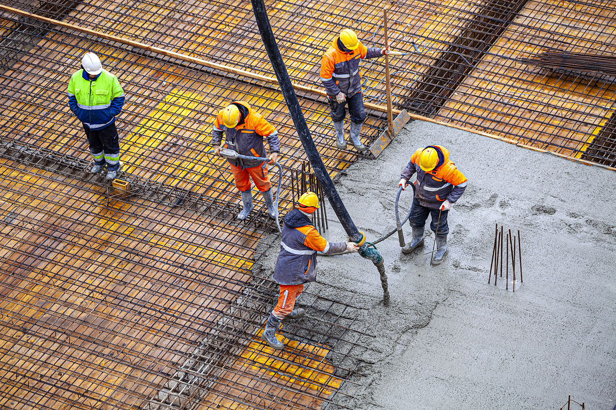 用中文论述土木建筑中混凝土结构施工中浇筑施工不到位问题添加案例论述中不能抄袭他人观点和概念不少于1000字。