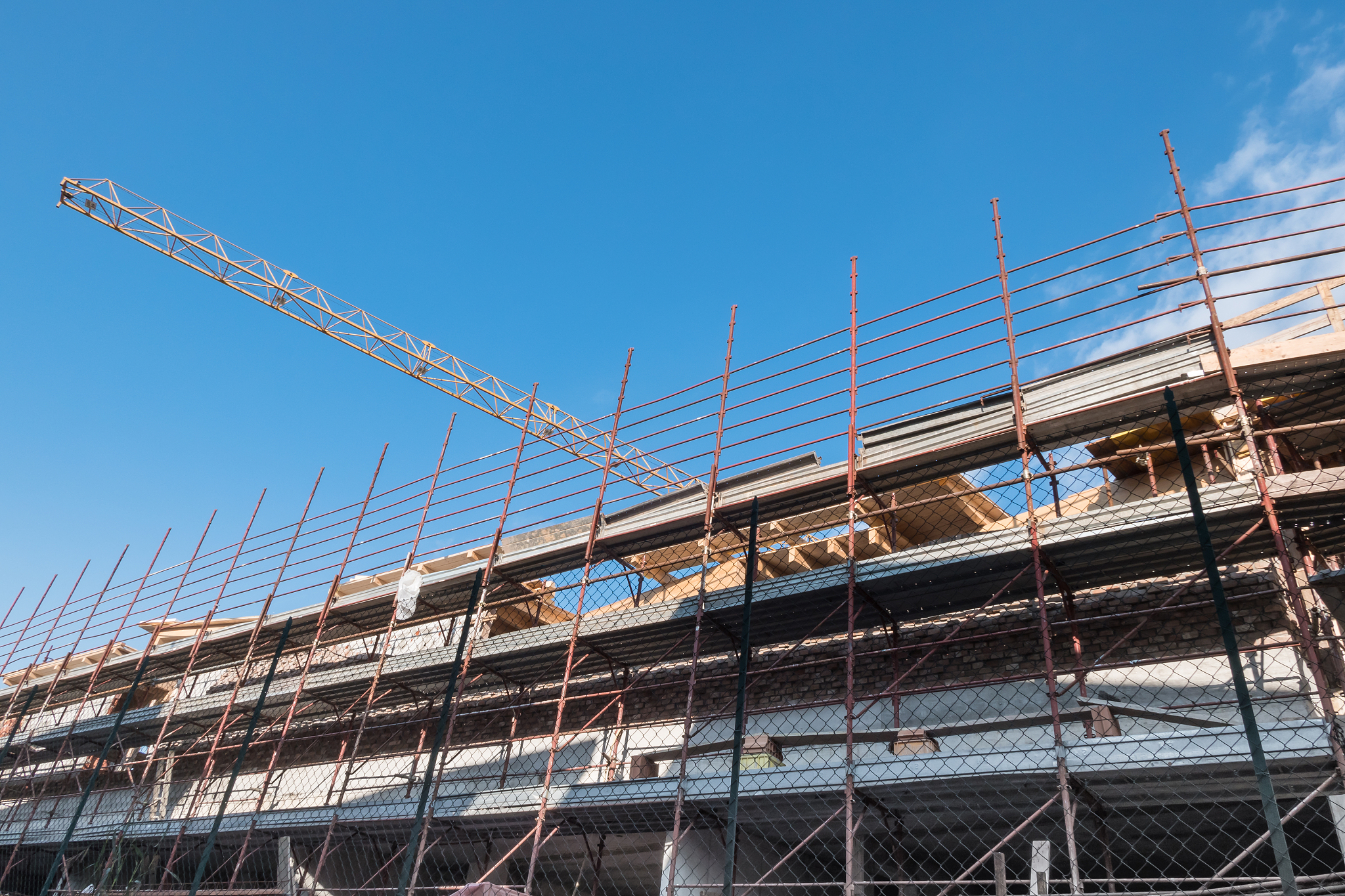 将以下文字翻译成英文2015年中建集团敏锐把握了国家发展数字经济的战略方向依托自身产业基础打造了建筑产业互联网平台——云筑。多年来云筑不断夯实技术基础将互联网、物联网、大数据、人工智能、云计算、区块链、边缘计算与建筑业务深度融合致力于成为业内数字经济探索的先行者和深度参与者持续推动企业在生产方式、业务形态、商业模式等方面的升级重构。