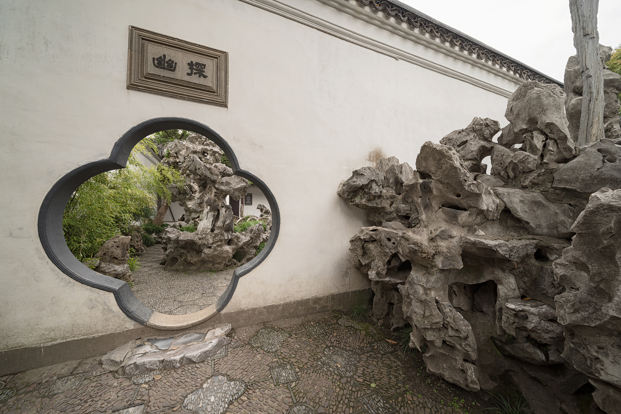 写一段450字关于苏州狮子林的描述不要空话不要体现出自己对其感情写它的历史沿革追求客观可以涉及典故但是笔风要成熟不要瞎写不知道的的东西比如这里没有苏堤也没有丹凤亭