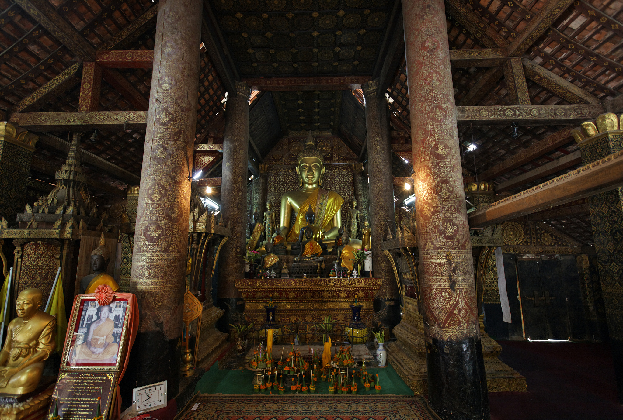 buddha statue at wat-xieng-thong temple