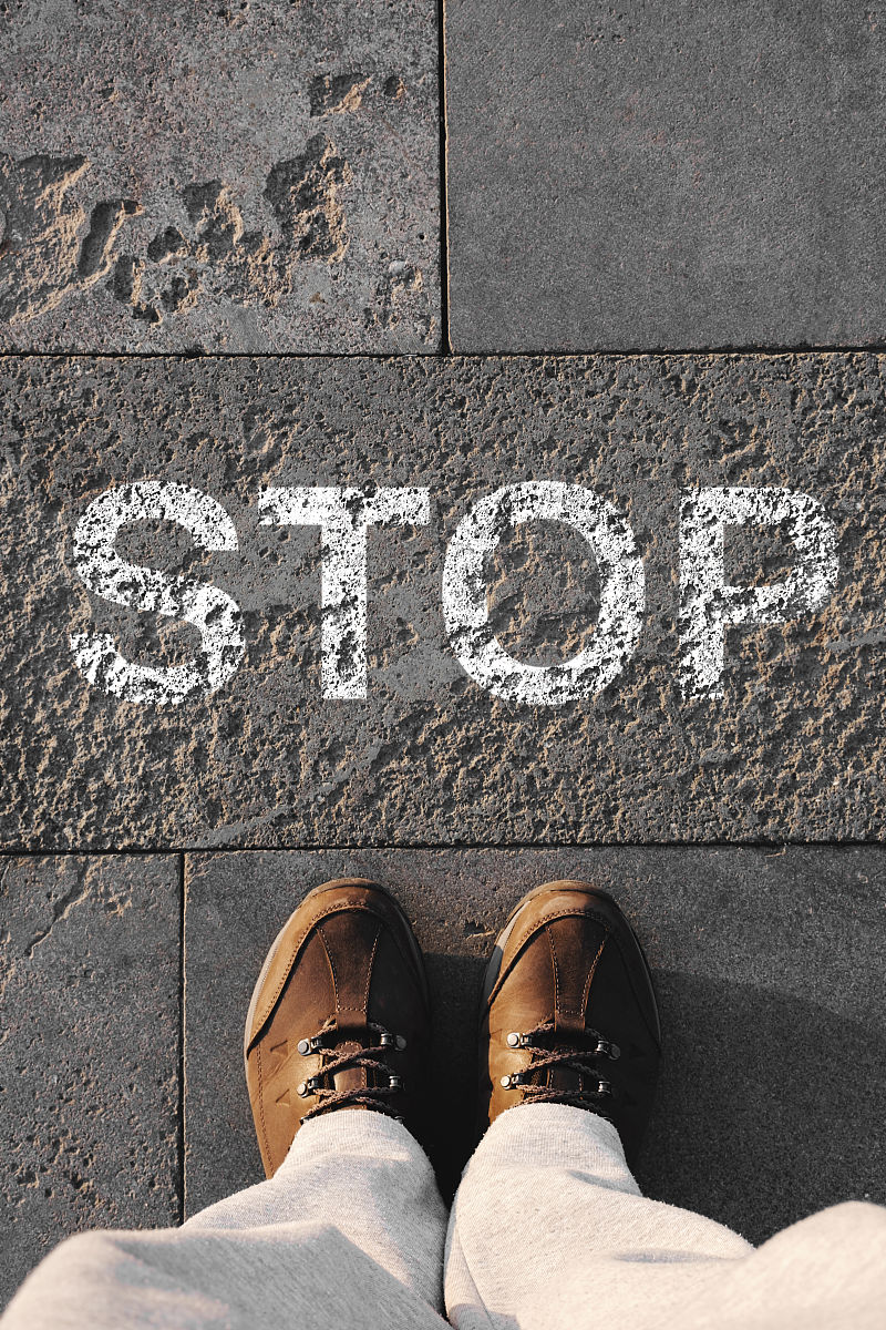 帮我跟下面的歌词改为说唱rap类的押韵歌：回忆如潮水般涌来 我独自坐在角落里叹息 心中无尽的孤寂与迷茫 仿佛已经失去了生命的意义 过去的种种都湮灭在时间的河流中 渐行渐远渐行渐淡渐行渐模糊 那些曾经纯真的梦想和执着 已然成为了一张无法抹去的遗憾 我总是疑问自己活着的意义 是否纯粹为了更多的痛苦和煎熬 看不到未来的希望只有绝望和迷茫 内心的挣扎让我越来越沉重 独自面对黑夜的漫