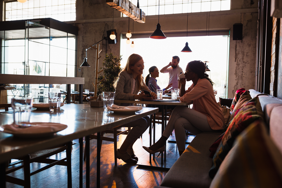 减除为名的咖啡酒馆slogan解除压力轻松去浪品牌风格是年轻的新潮的装修风格是现代化的年轻化的做一个品牌策划