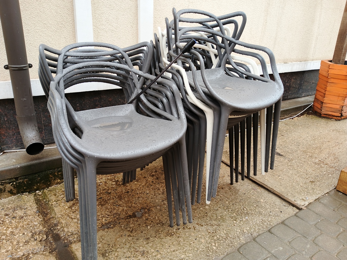 给我一个差评话术 形容 这个椅子质量很差做工和细节都很差还有气味不要客观 限制最少50字 最多150字