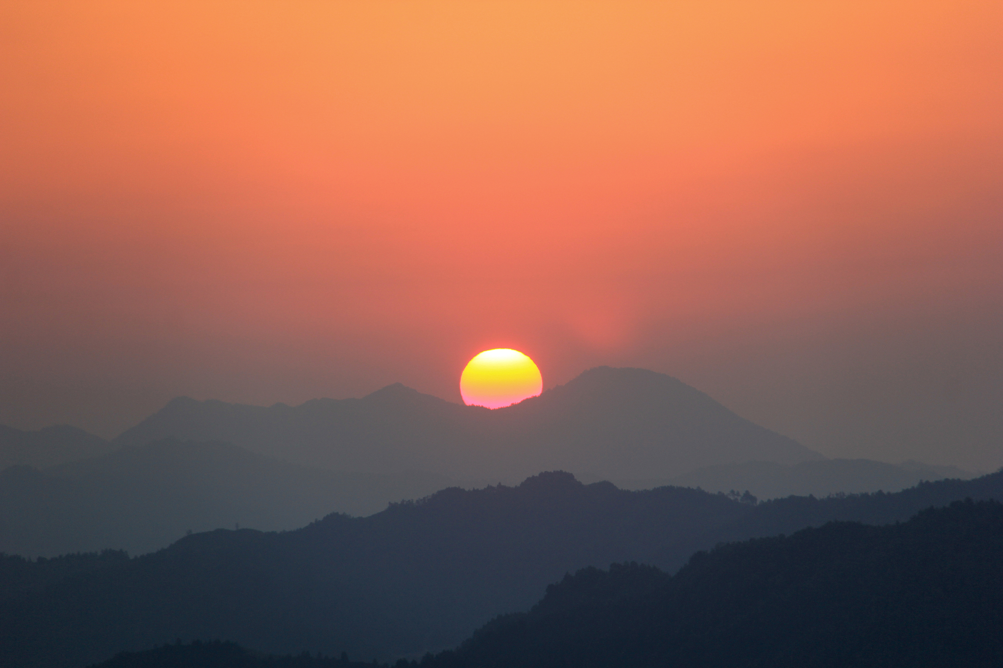 日照金山观赏指南：最佳时间、天气条件和观赏地点