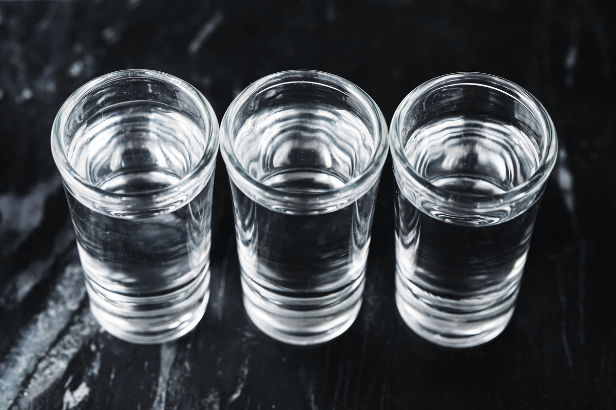 塑料桶装酒放8年还能喝吗？专家建议不要喝！