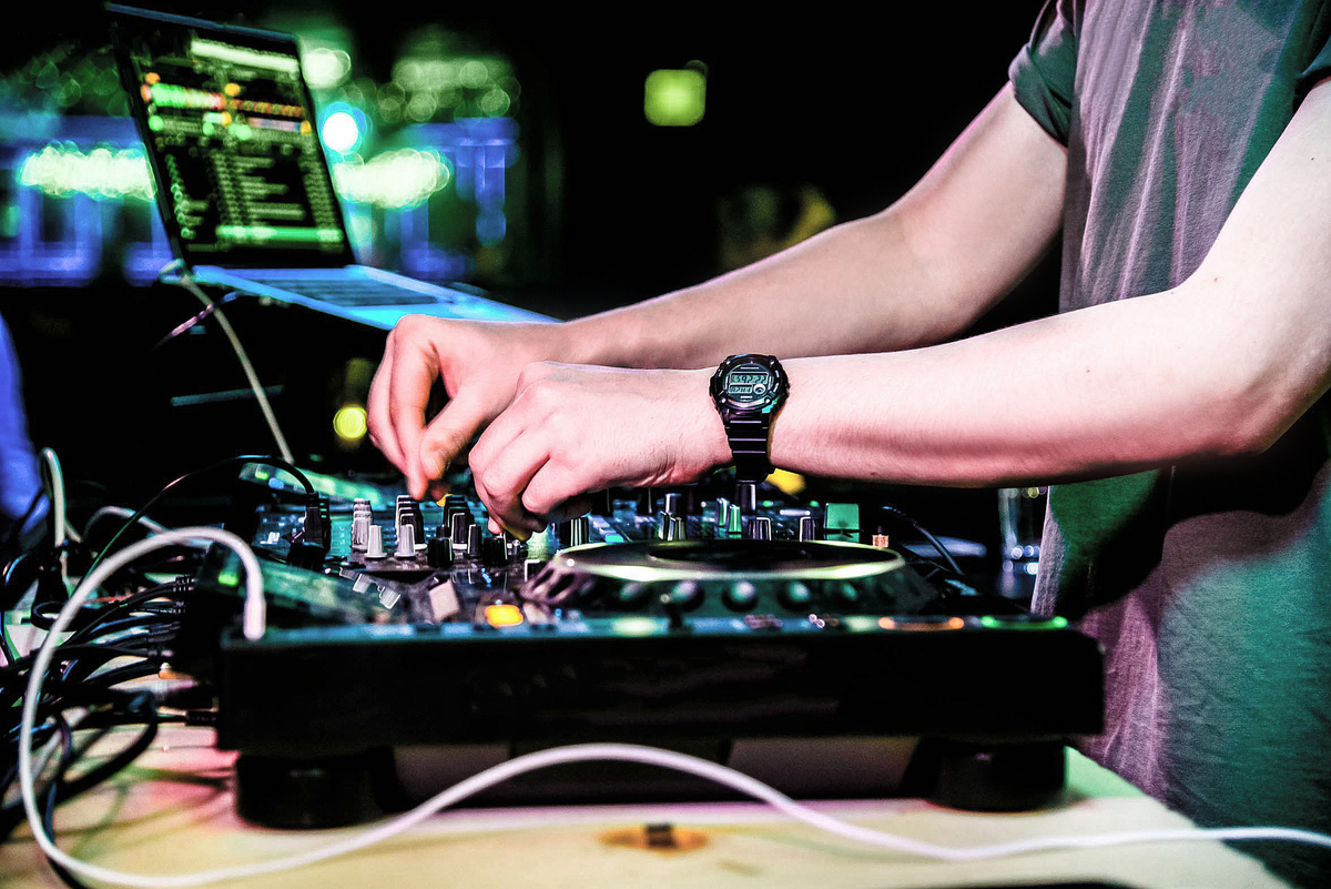 音乐制作指南：从创作到发布的完整步骤