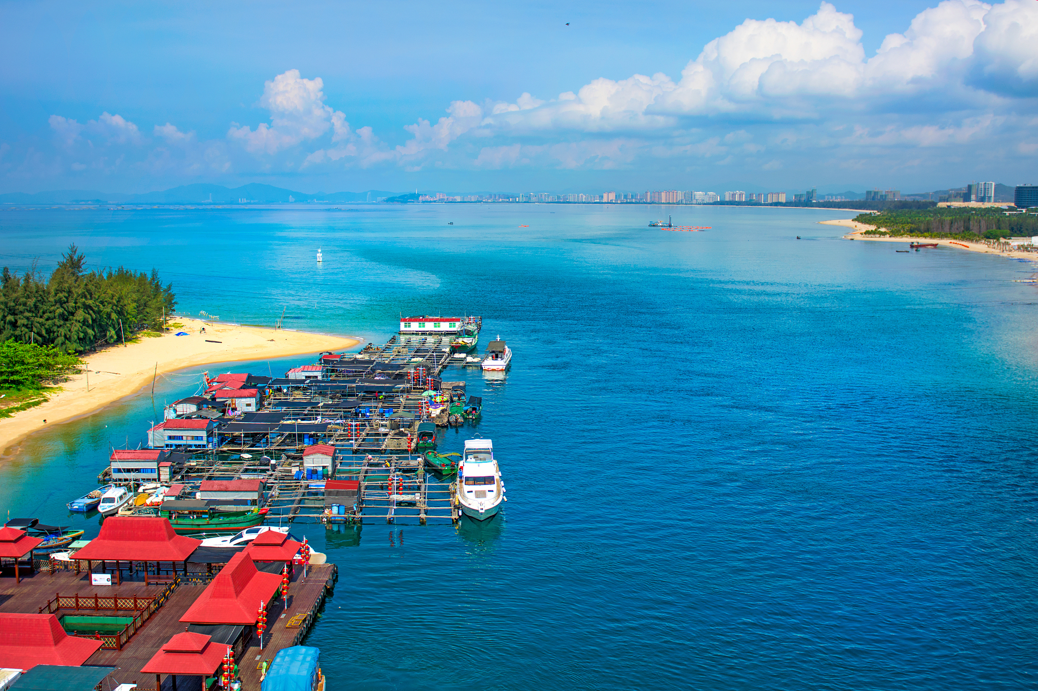 海口旅游概况背景介绍：海口的人文环境传统文化、游憩休闲、发展变革补充丰富传统文化方面海口有着悠久的历史和丰富的文化遗产。海口的传统文化主要包括琼剧、琼台歌舞、儋州龙舟等这些传统文化形成了海口独特的文化氛围。此外海口还有许多历史遗迹和文化景点如海口市博物馆、文庙、五公祠、龙昆南寺等这些景点展示了海口悠久的历史和丰富的文化遗产。游憩休闲方面海口拥有得天独厚的自然风光和优美的人文环境。海口有许多著名的旅