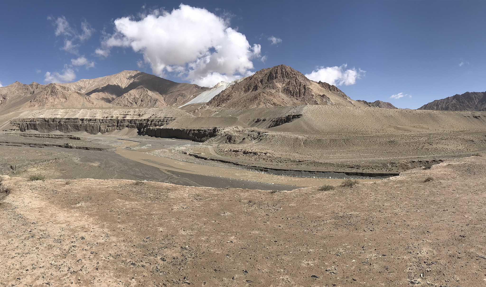 dirt road along qinghai-tibet highway