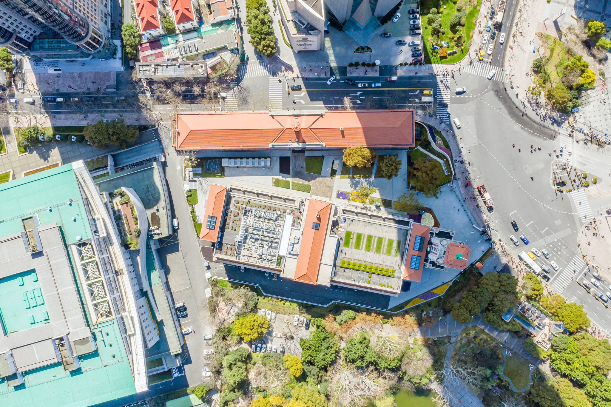 到21世纪以后随着发达地区城市大规模更新改造的完成或放缓城市步入精细化治理阶段城市修补、微更新、微改造等实践大量增加。同时以民主公民权思想、社区和市民模型等为思想源的新公共服务理论成为城市公共管理的主导理论其核心思想是将政府公共管理职能从掌舵者变为服务者并以满足不同社会群体多样化需求和偏好为目标推动规划公平性理念由群体平等迈向群体均好 22 。群体平等和群体均好同属社会公平范畴但层次不同。群体平等