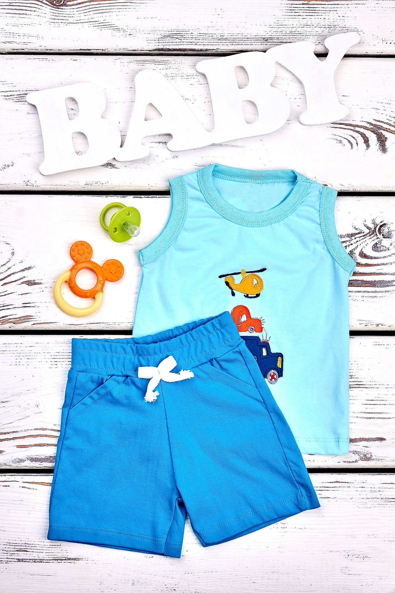 描述一款男童短袖短裤套装宽松版型渐变色圆领裤子贴标松紧腰棉质材质150字