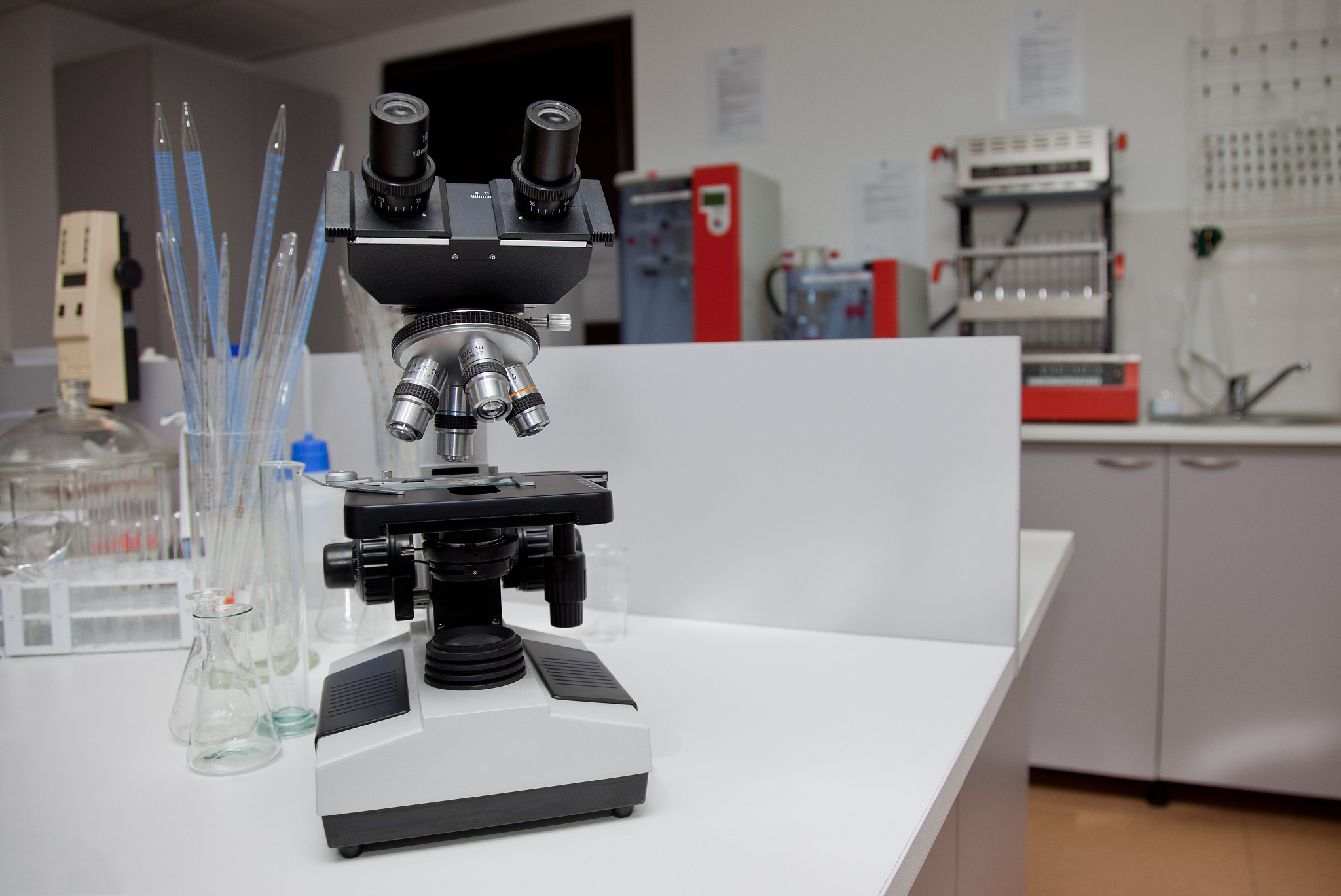 透射电镜发展史：从发现电子到亚纳米分辨率