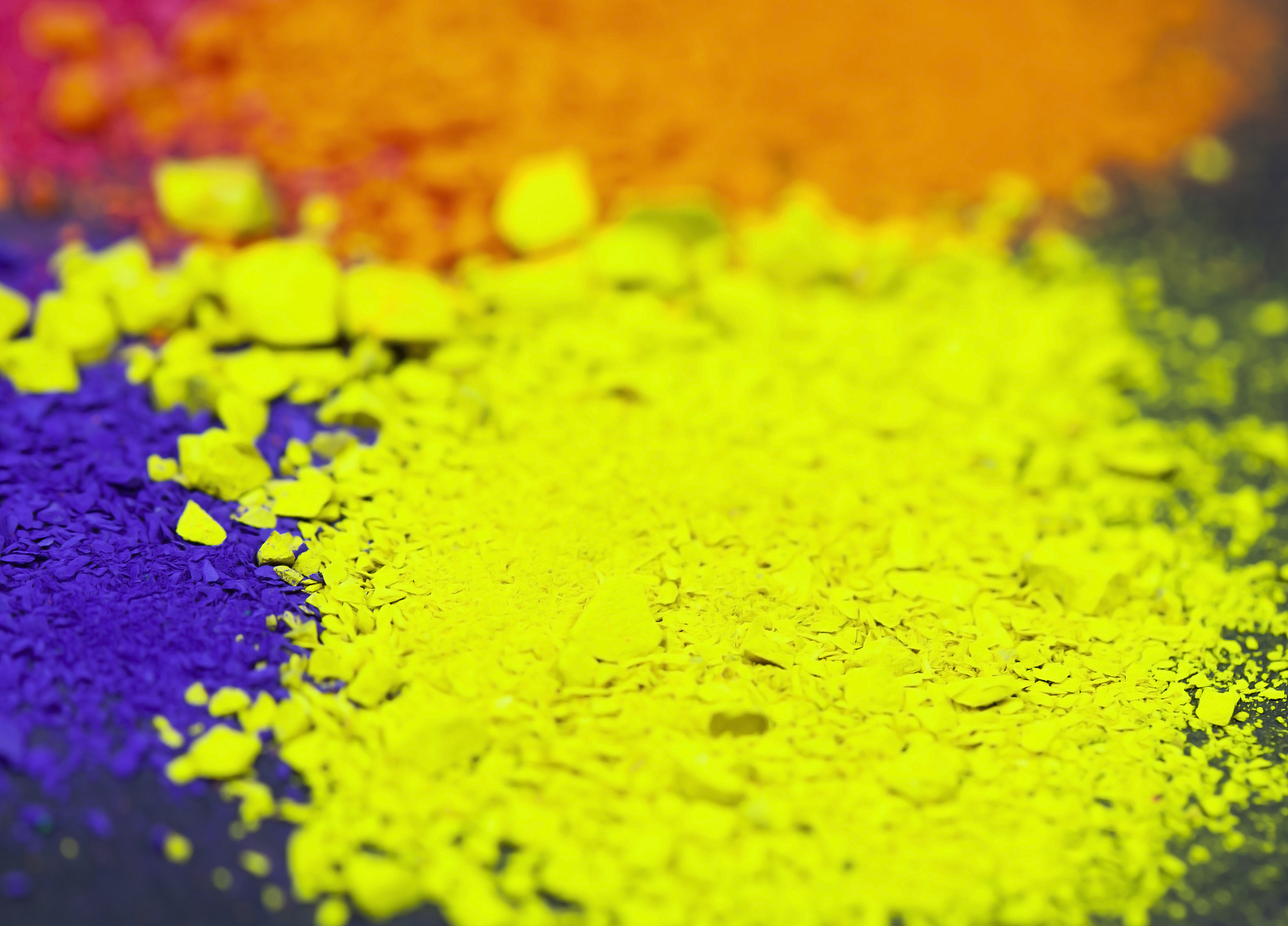 用一种有逻辑的叙述方式说说：热致荧光变色粉末的制备 此处的热致荧光变色粉末的制备以尼罗红为例先称量 10 g 的软脂酸颗粒于试剂瓶内再称量159 mg 的尼罗红粉与软脂酸混合配置浓度为 00005 mmolg的红色热致荧光变色材料加入转子将试剂瓶盖紧后放入恒温加热磁力搅拌器中水浴 75°C恒温加热待软脂酸部分熔融出现透明液体时打开磁力搅拌开关匀速搅拌至试剂瓶中块状物消失等尼罗红充分溶解呈红色澄清溶