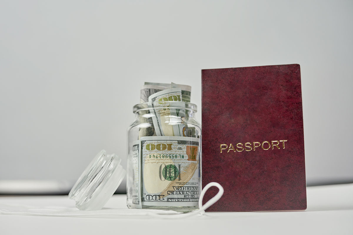 扮演一名旅游爱好者自媒体博主根据以下内容写出一篇2000字旅游短视频原创文案文字表达思路清晰有自己的见解不要推荐景点跟地方旅行给心灵一个重生的机会