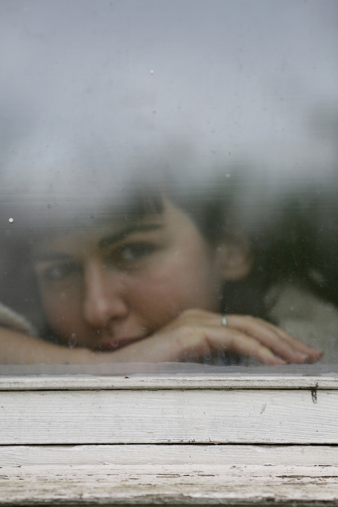 请帮我找一部日本的电影或者电视剧。男女主角从小一起长大男主角小时候爱踢足球。后来女主角搬家了搬家的时候送了男主角一个手链。男主角每天都带但是在长大后与女主角在朋友的婚礼上由于手链坏了却没有带。女主角的父亲爱打她。长大后男主角后面和工厂的同事结婚了还生了一个女儿后来男主角的老婆得病死掉了。女主角长大后有了男朋友后面男朋友离开了女主角去国外开过美容店最后在故乡的码头和男主相遇了