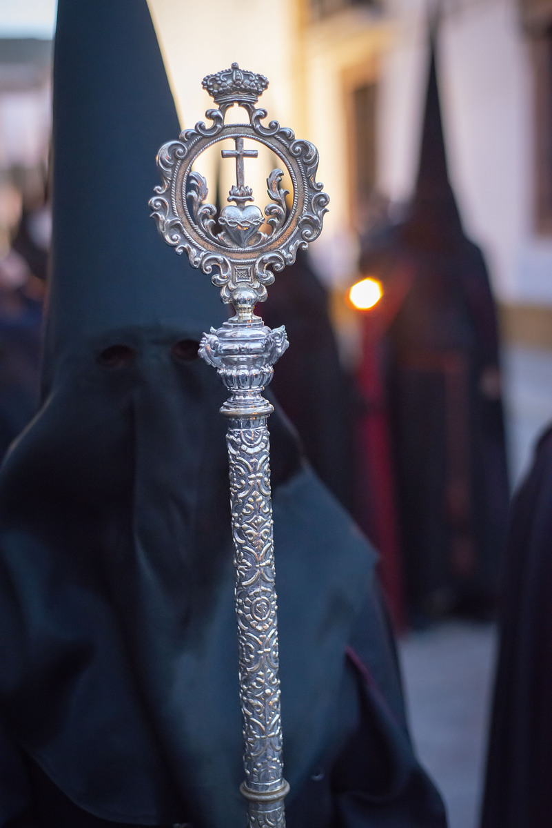 摩羯座男生对我的想法？塔罗牌占卜解读：权杖2、宝剑2、宝剑Ace