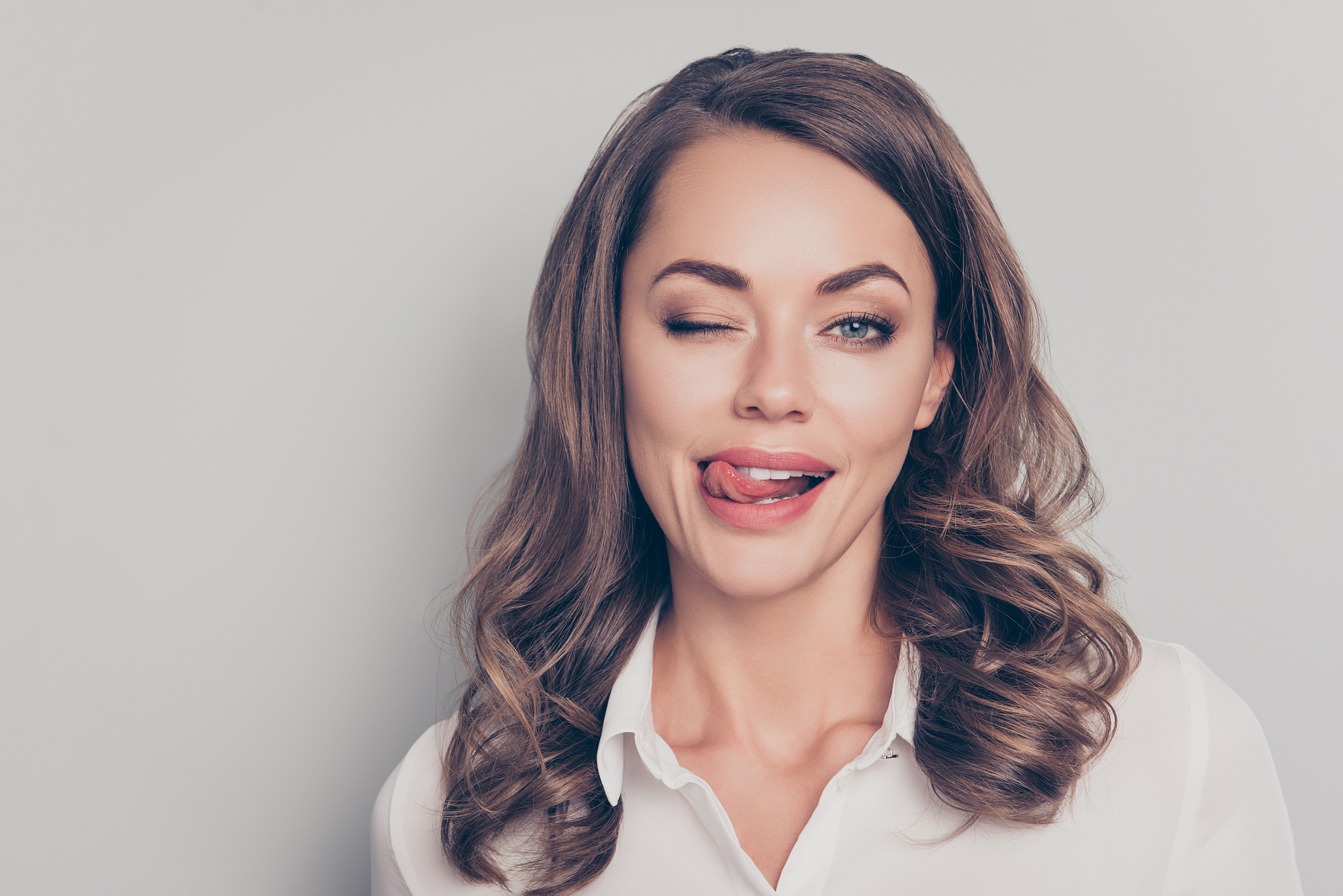 女生说'不是迷人又可爱嘛？'，如何幽默回复？