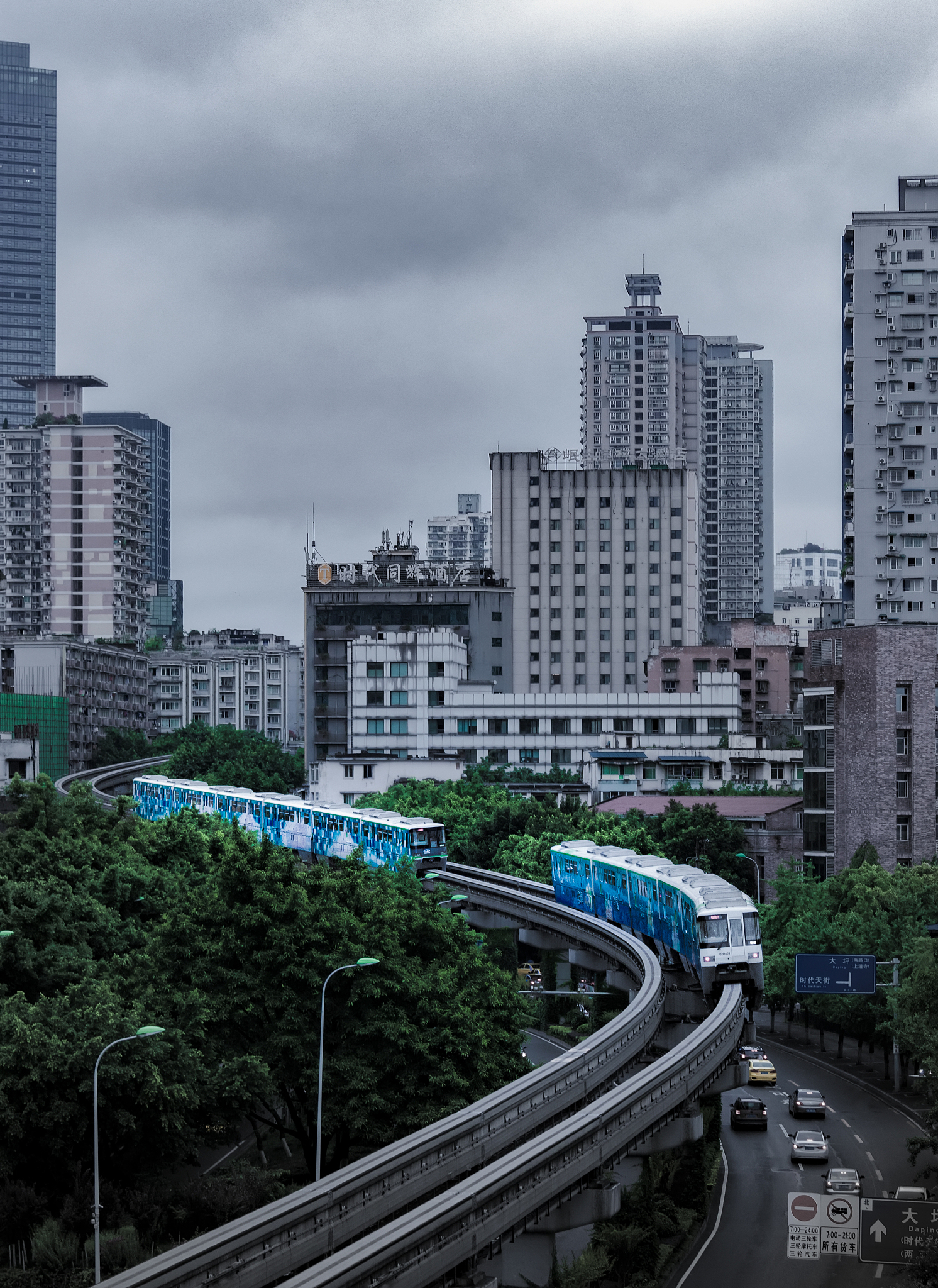 2021年重庆轻轨专业就业前景分析：广阔的市场与挑战