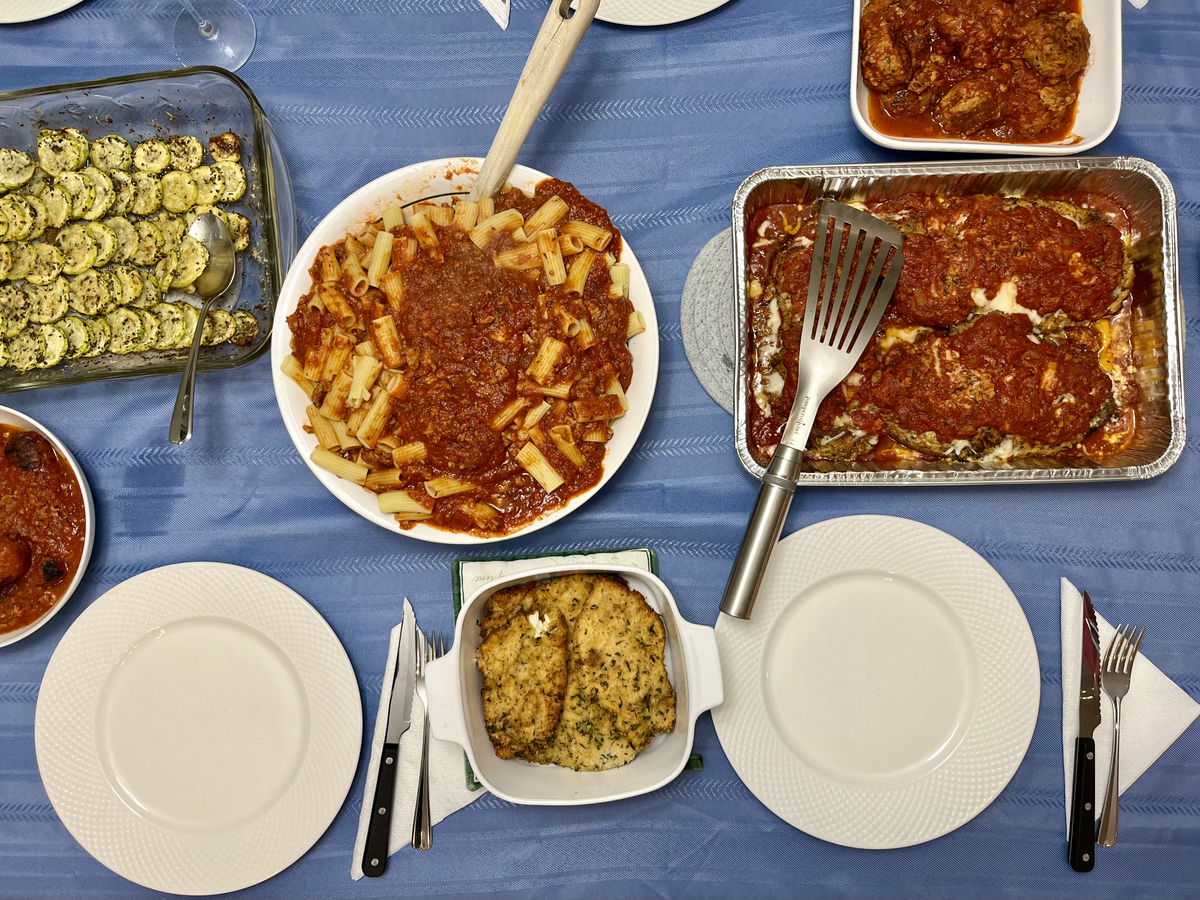 南阳特色早餐南阳特色早餐有：1 南阳油茶：以茶叶、花生、芝麻、糯米等为主要原料加入牛奶、豆浆、鸡蛋等调味品煮制而成口感浓郁香甜既能解渴又能填饱肚子。2 南阳馍馍：以面粉、酵母等为主要原料制成的小面饼口感柔软搭配肉丝、豆腐、鸡蛋等馅料味道鲜美。3 南阳热干面：以面条、芝麻酱、豆瓣酱、花生酱等为主要原料加入葱姜蒜等调味品热气腾腾香气扑鼻是南阳人最爱的早餐之一。4 南阳豆皮：以豆浆为主要原料加入面粉、淀