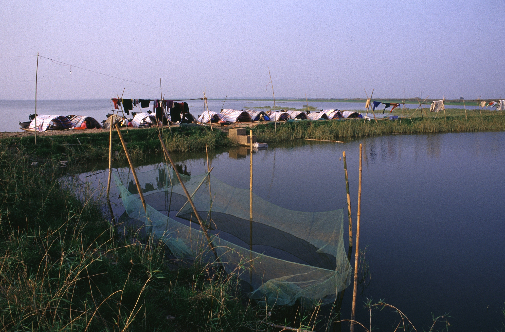 Yueyang English introductionChang Sha 2 – Yue Yang cctvcom 12-21-2005 1547 Yueyang is located in the northeast of Hunan Province with Mufu Mountain in the east Dongting Lake in the west and Yangt