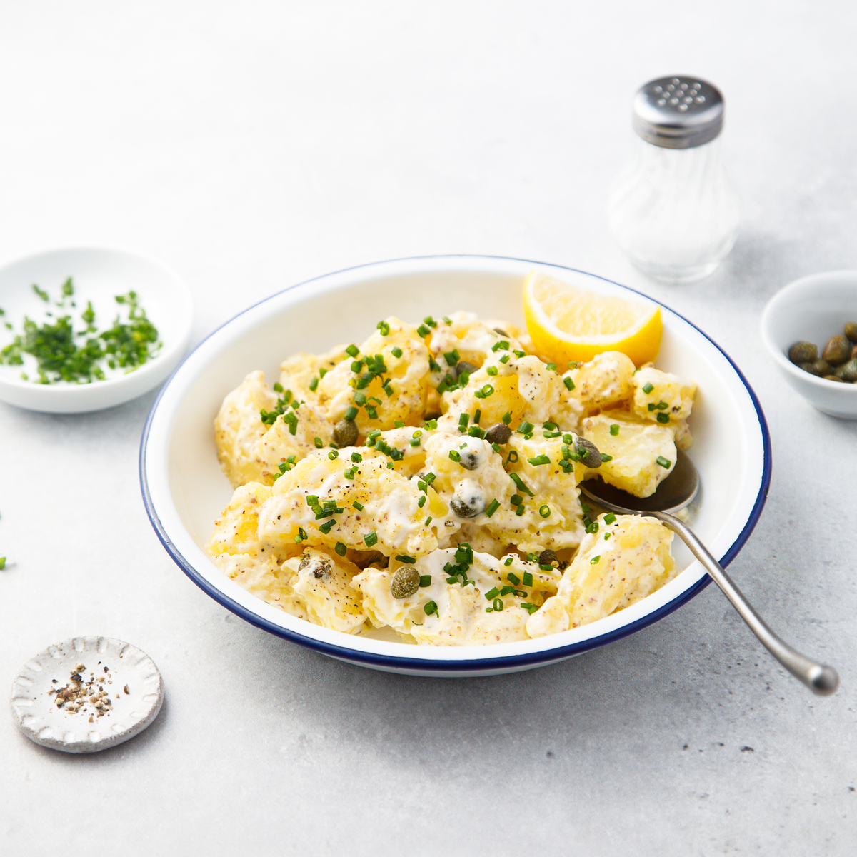 请根据以下模板写一份相似的文案描述更有画面感和诱惑力文字数量大致相同：每次去日料店吃的沙拉土豆泥分量都少得可怜今天教你们在家复刻出来味道跟日料店一模一样做法十分简单土豆和胡萝卜大火煮开再闷20分钟鸡蛋冷水下锅煮10分煮捞出放入冰水中方便脱壳洋葱切丝黄瓜切小块放一勺盐沙出水分土豆和胡萝卜抓成泥放入鸡蛋洋葱黄瓜一起拌匀灵魂是这个低卡沙拉酱味道很浓郁里面含有超多的奇亚籽其他什么调料都不用放了拌一拌就可以