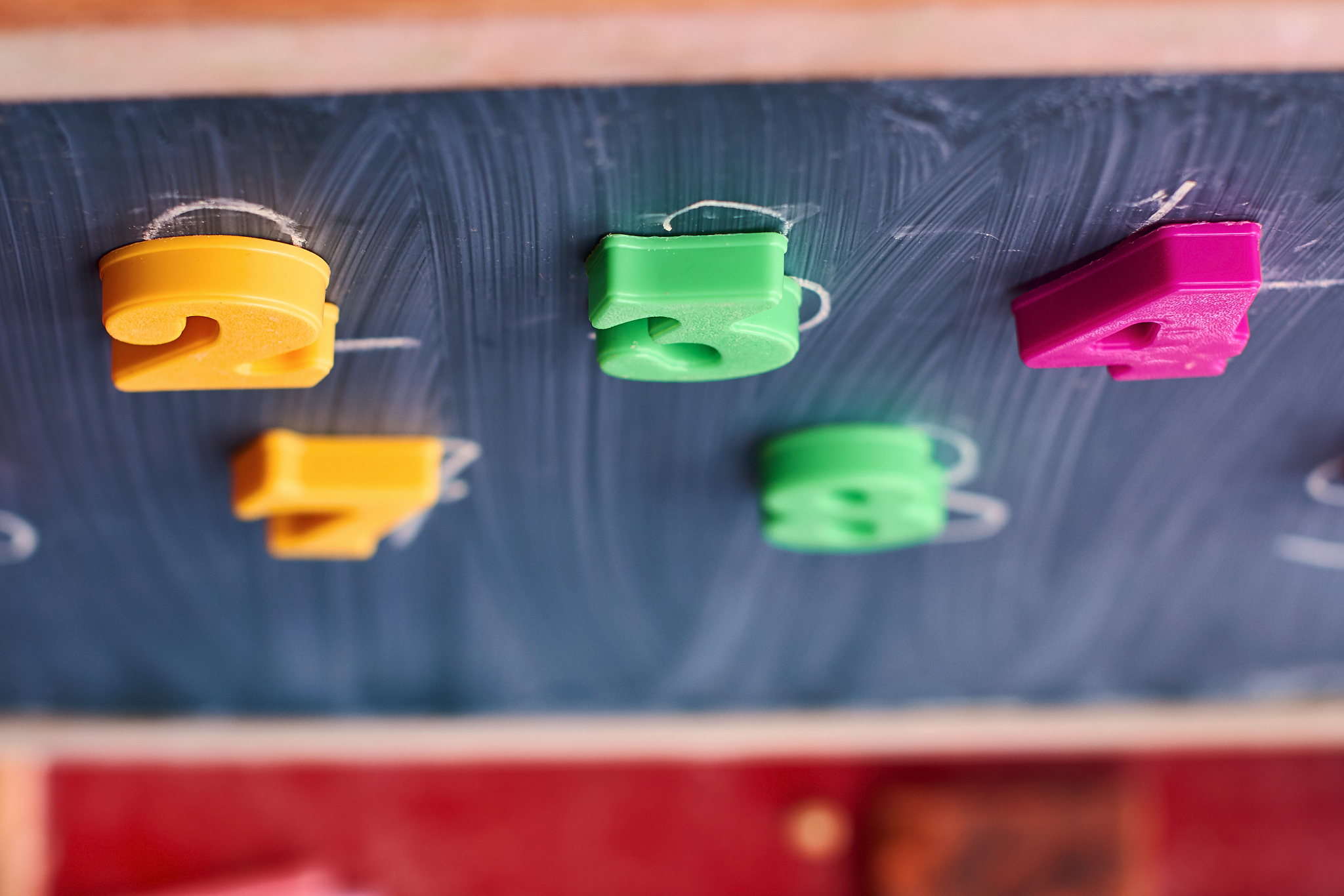 一个磁铁吸着一个棍子按按钮它就掉下来了什么原理帮我用200字详细描述