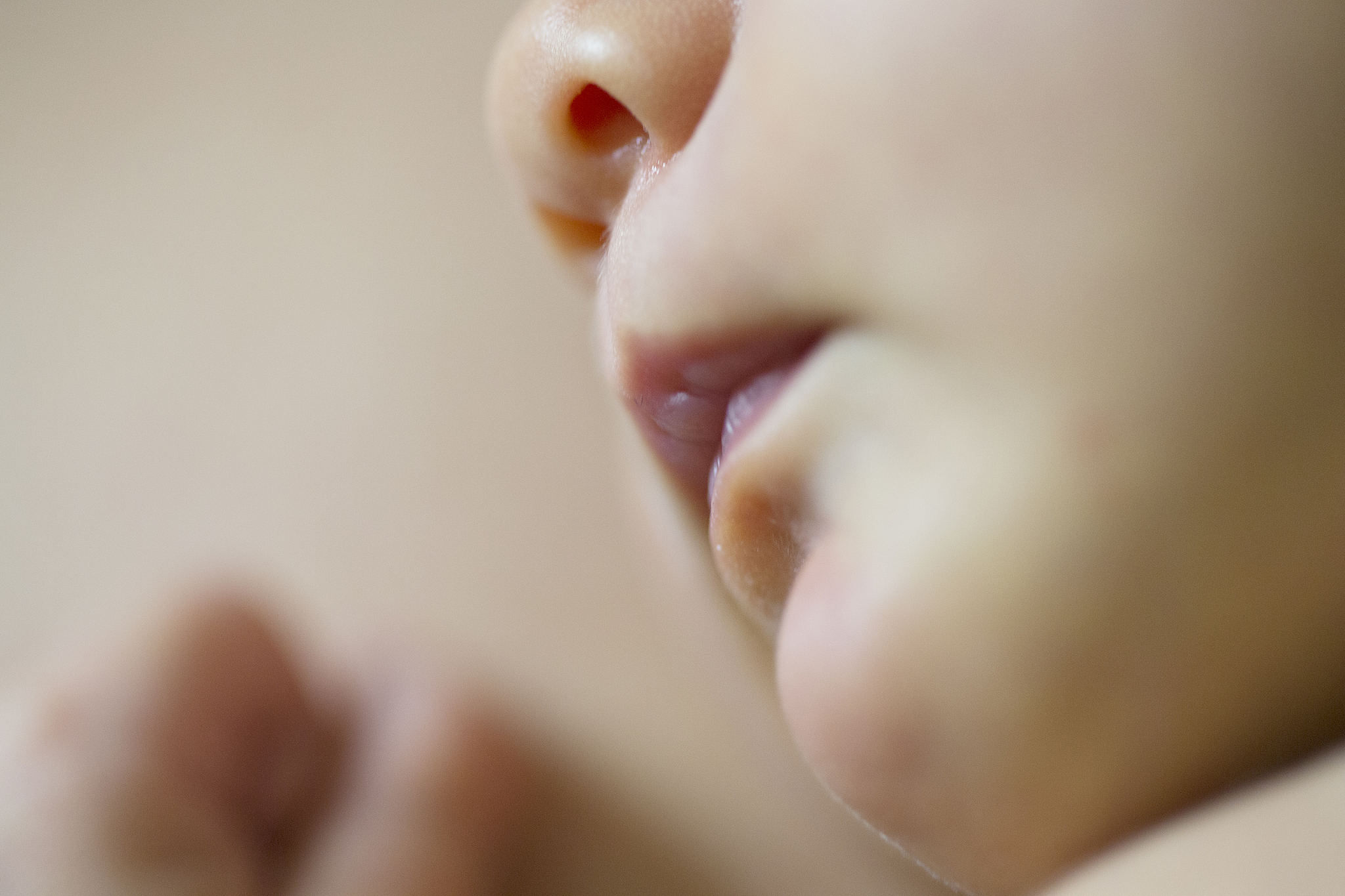 宝宝爱咬下嘴唇怎么办