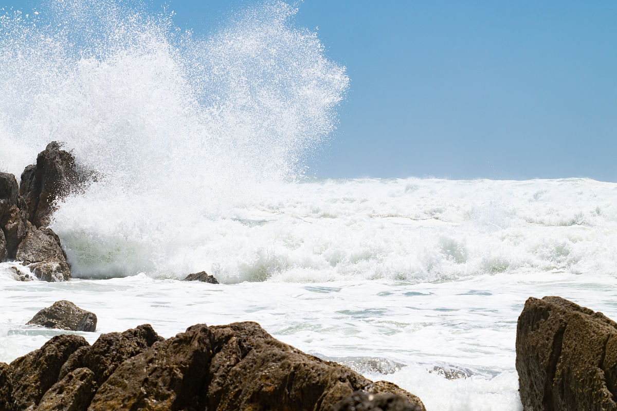 '铤洲大浪' 藏头诗 - 气势磅礴的自然之歌