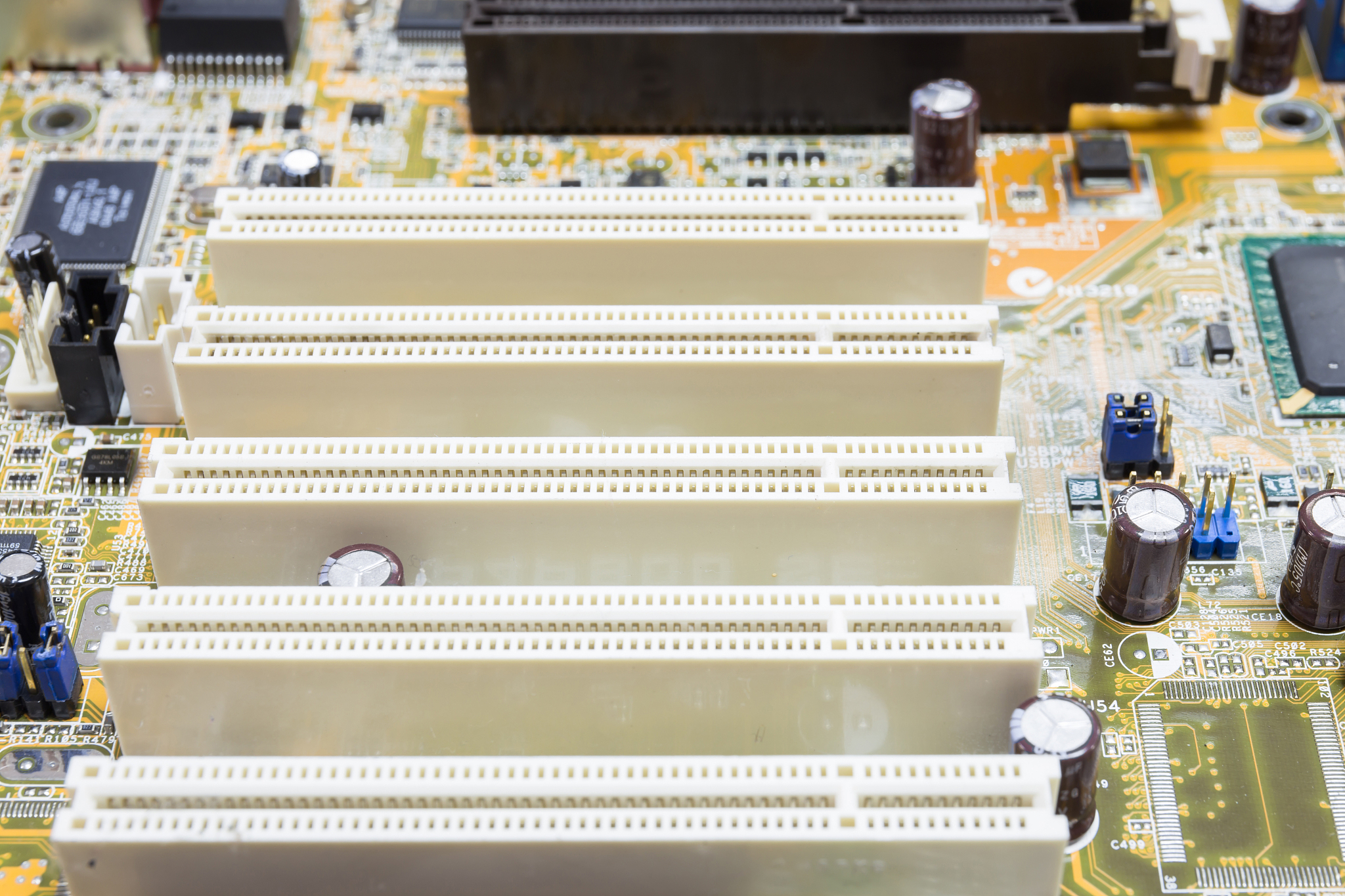 B85主板 SATA3.0 接口数量限制：如何连接5个硬盘？